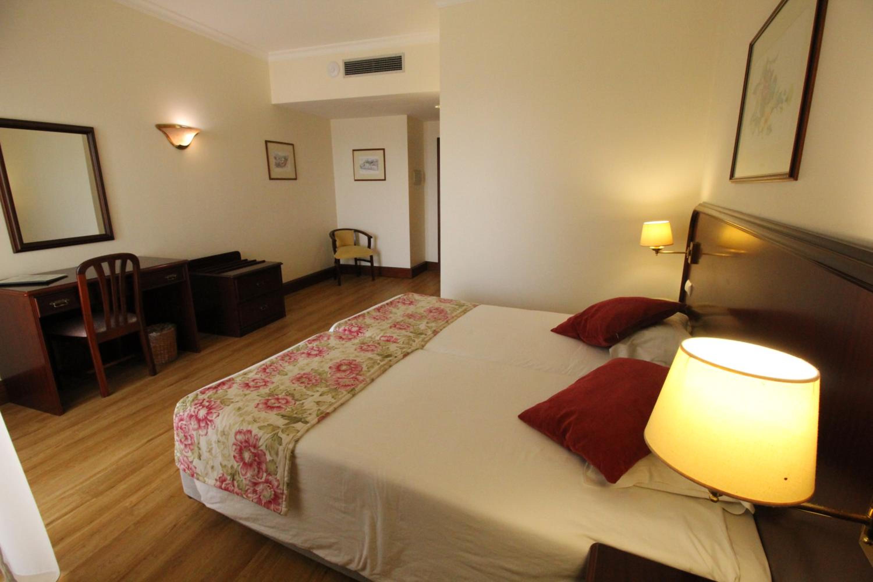 Standard Twin Room with Balcony - Photo 4