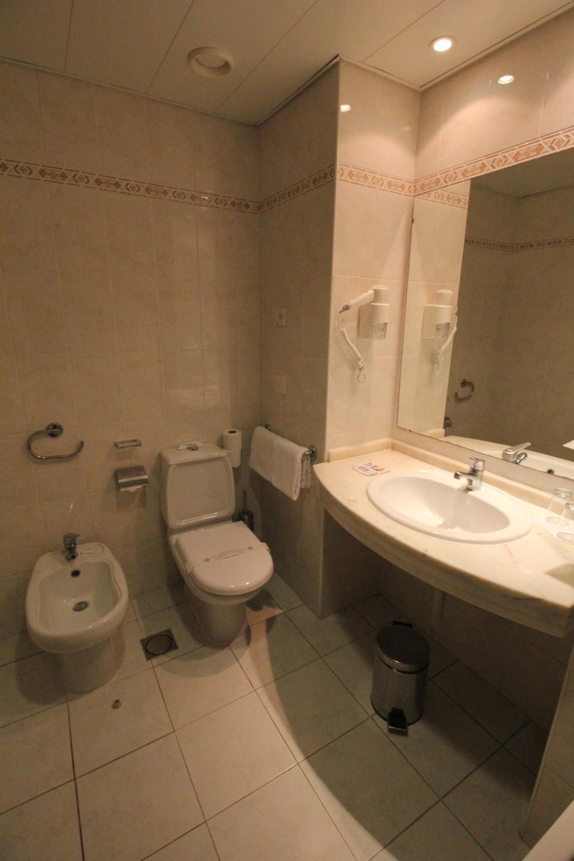 Standard Twin Room with Balcony - Photo 3