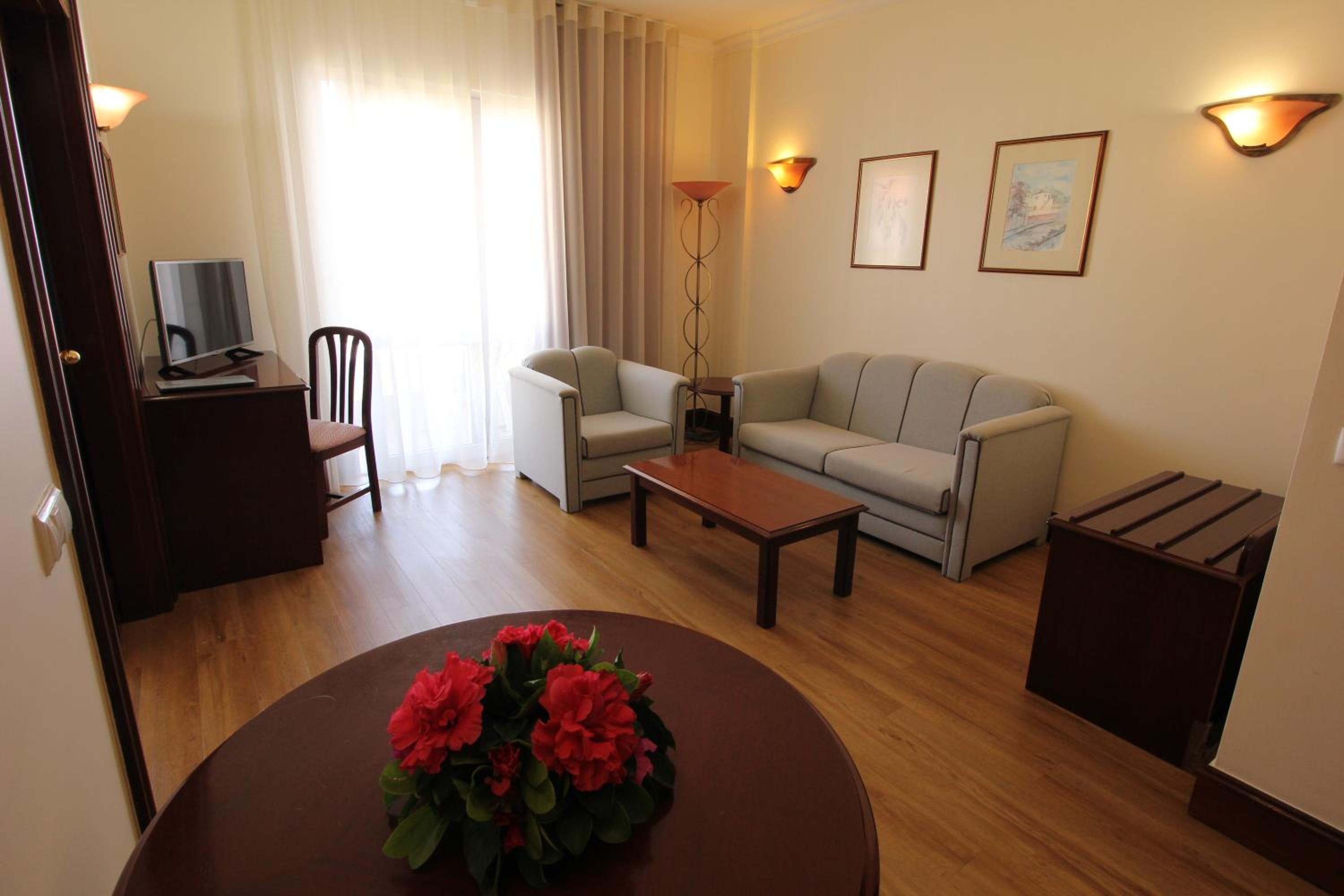 Suite with Balcony - Photo 2