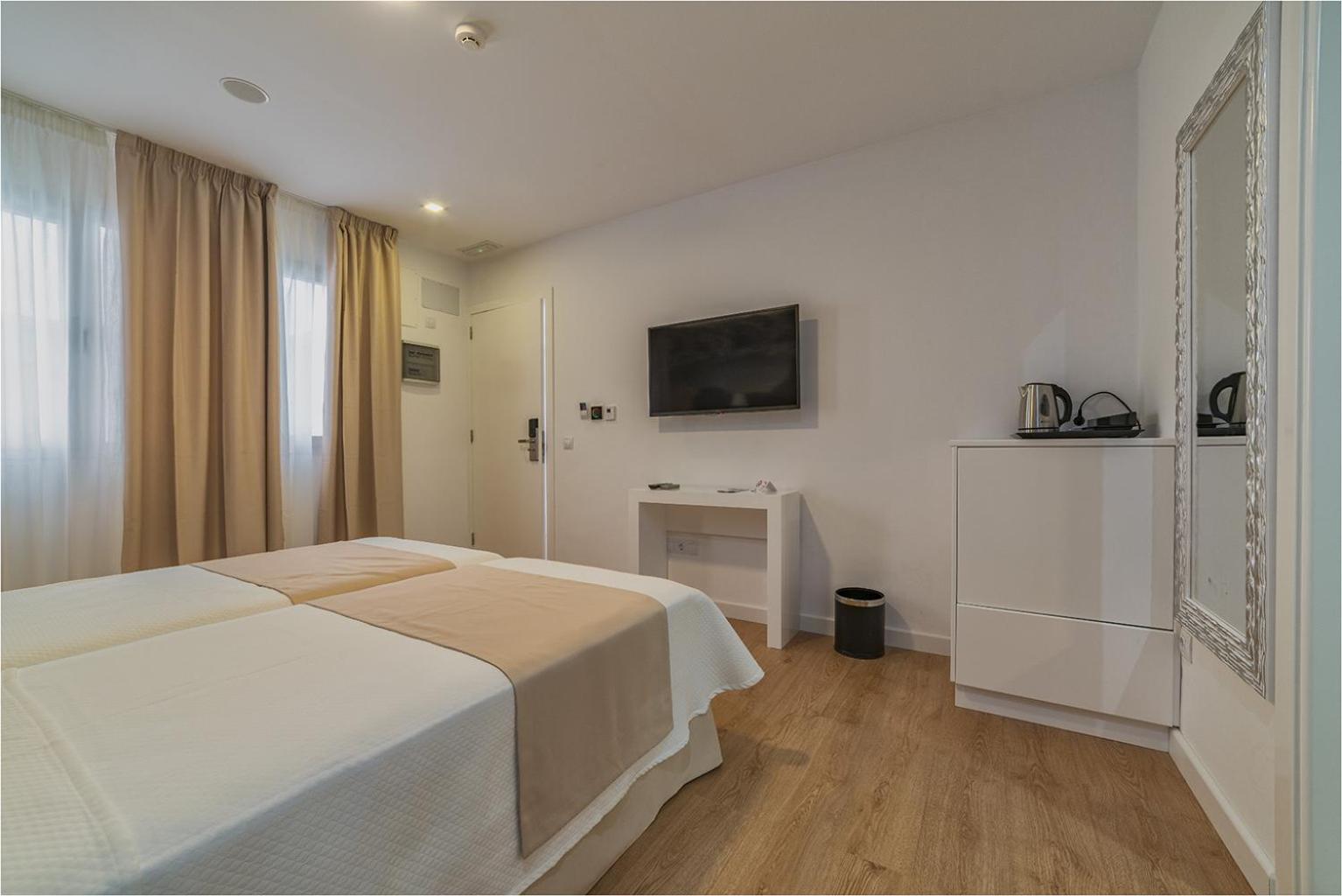 Superior Double Room thumbnail 6
