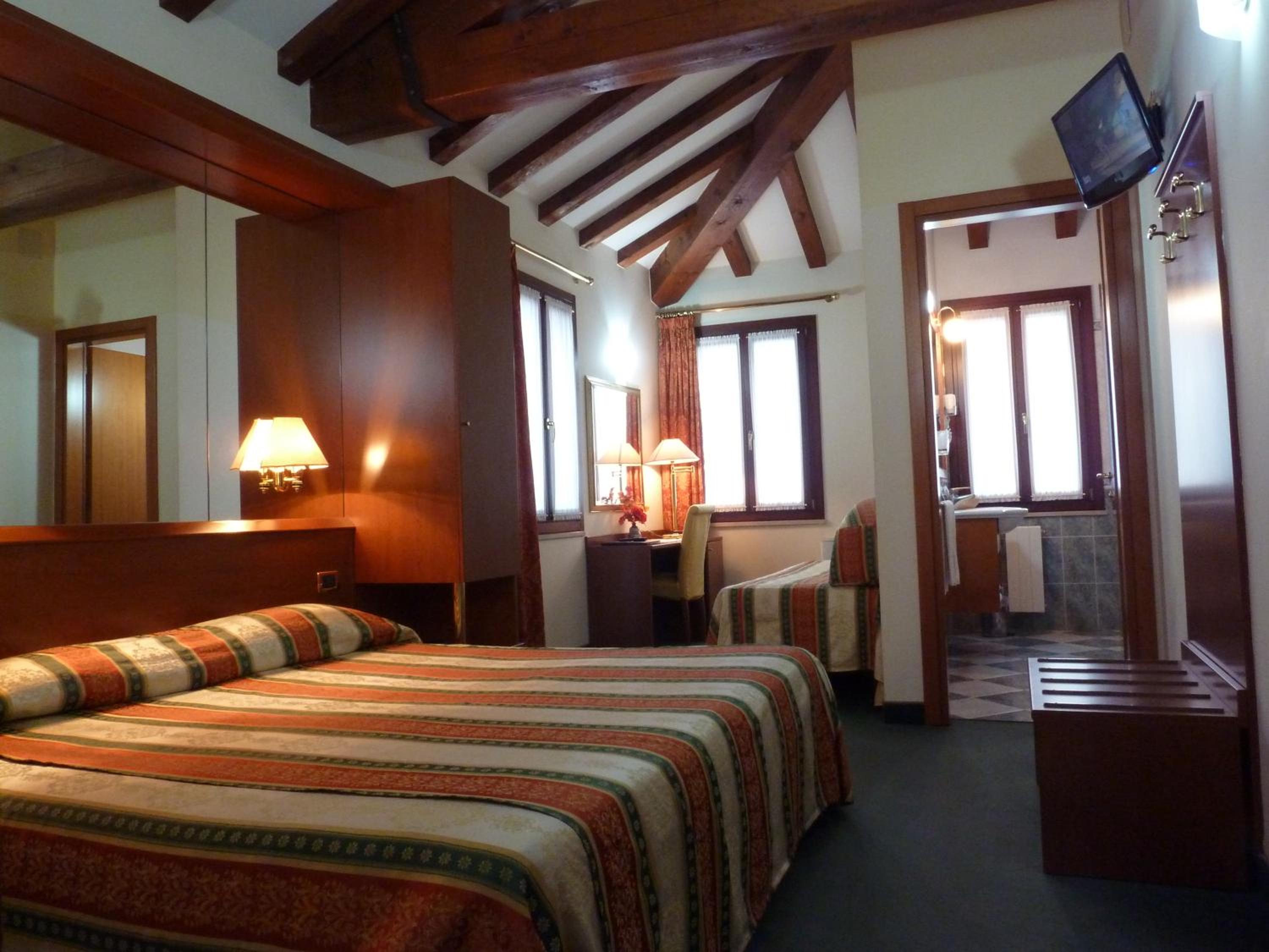 Deluxe King Room photo 3