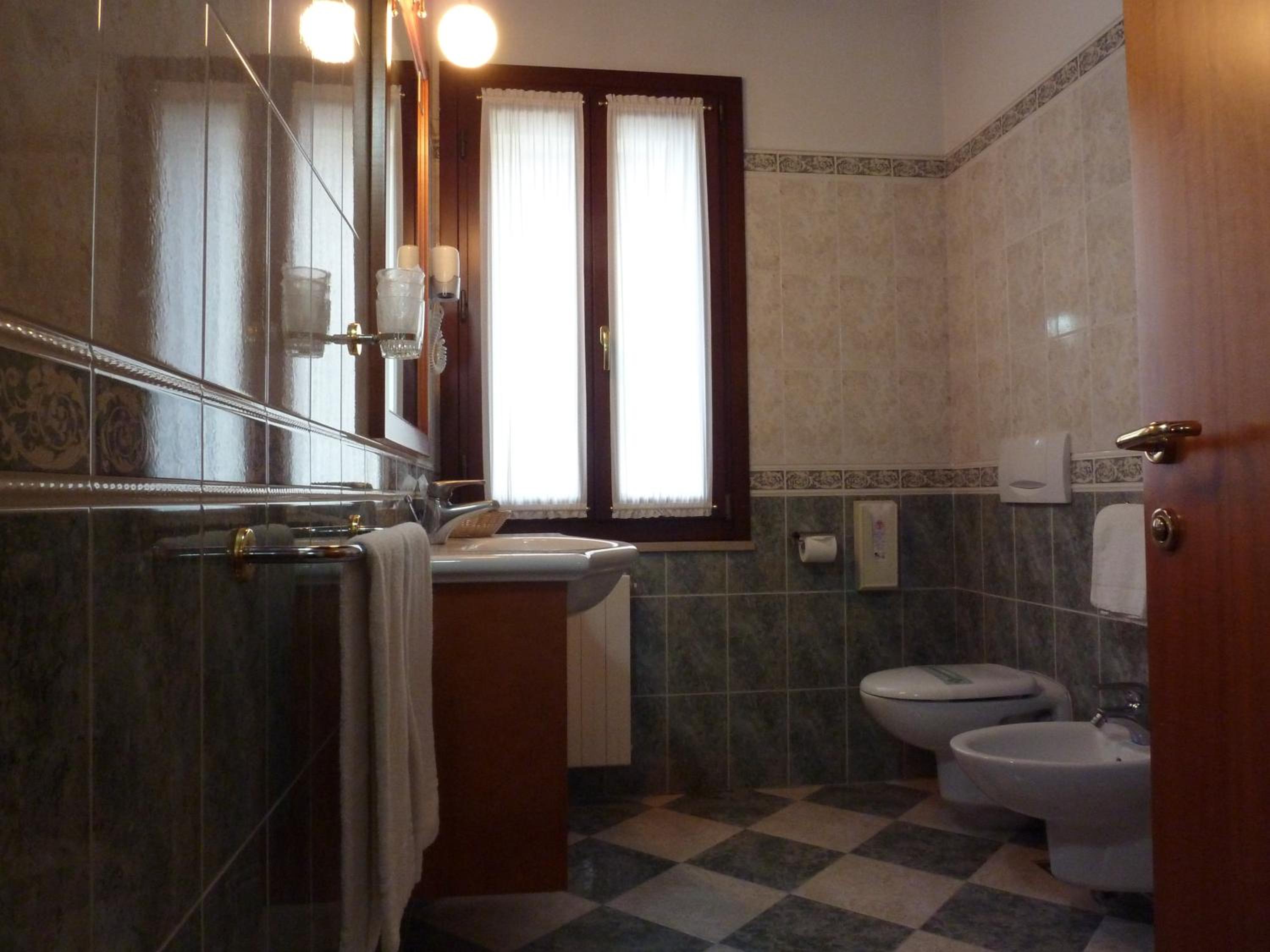 Deluxe King Room photo 3