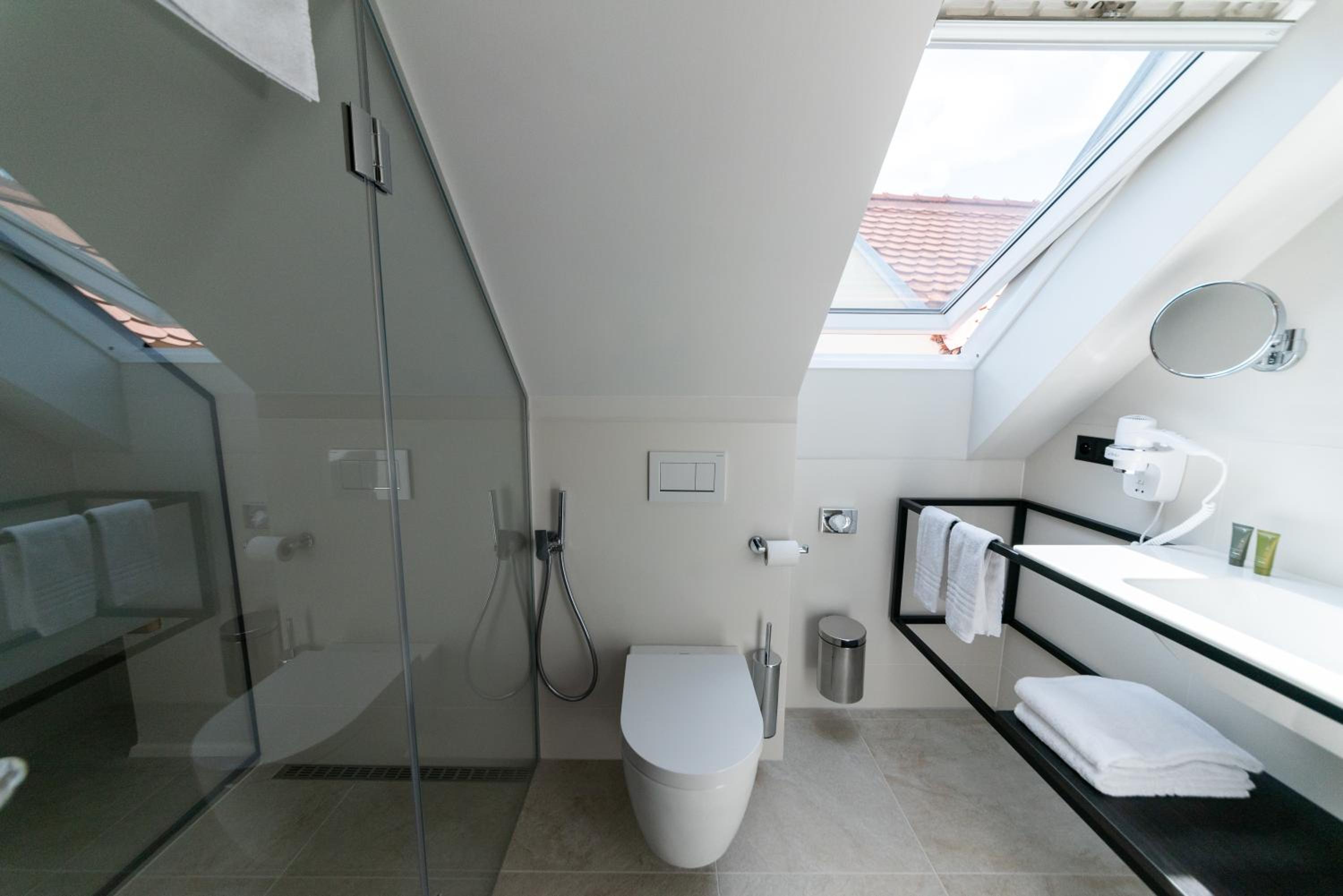 Deluxe Double Room with Bath - Photo 18