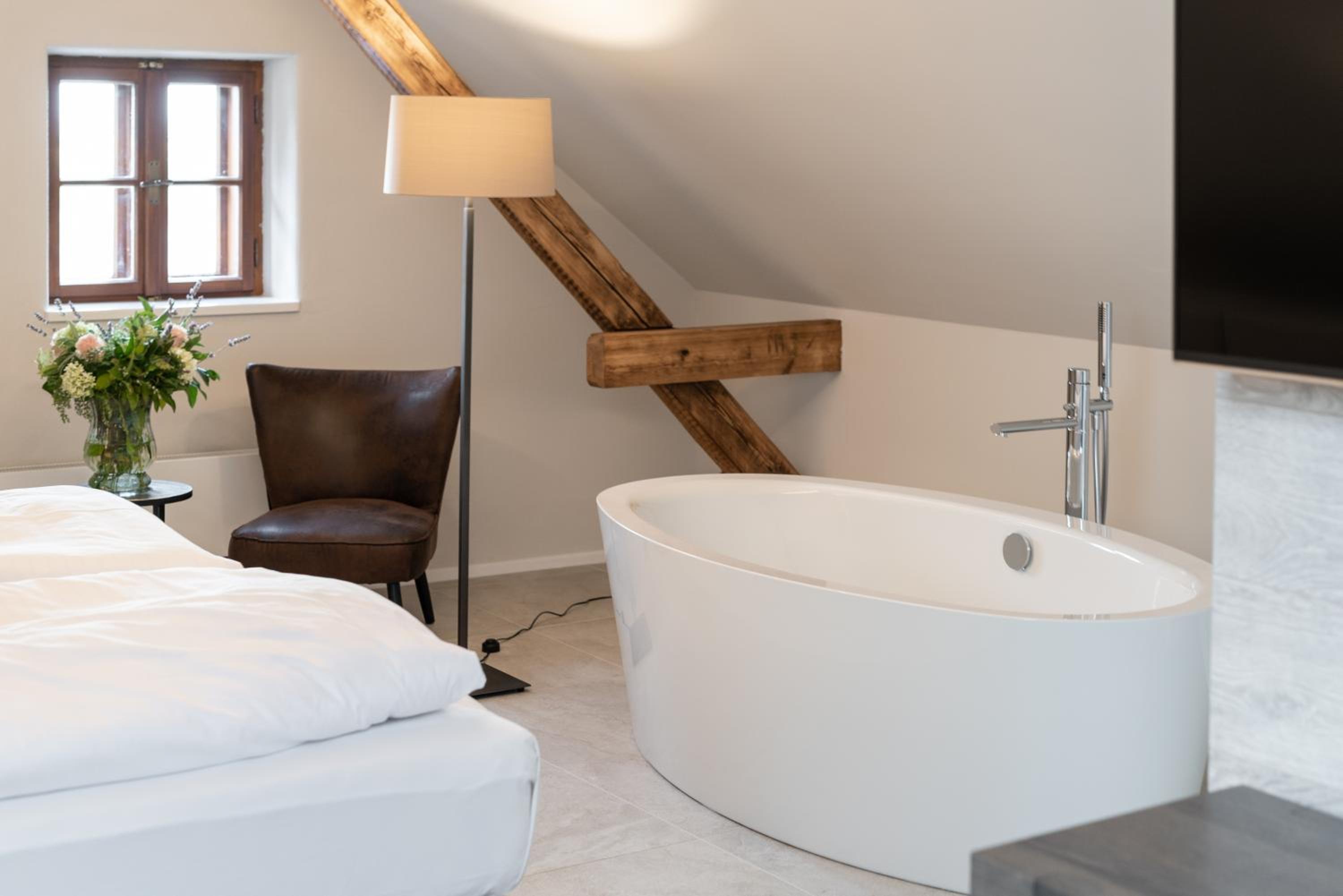 Deluxe Double Room with Bath - Photo 12