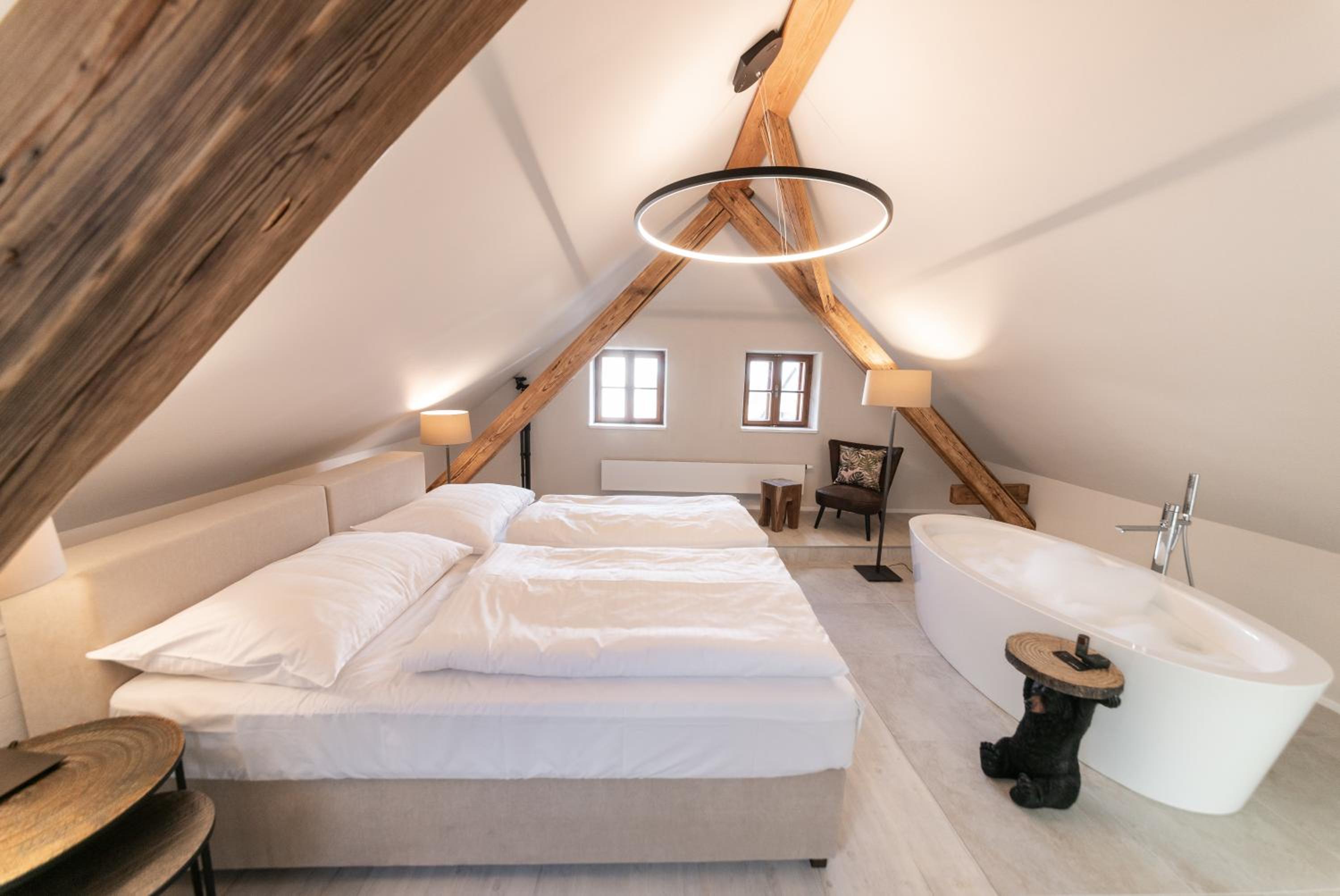 Deluxe Double Room with Bath - Photo 8