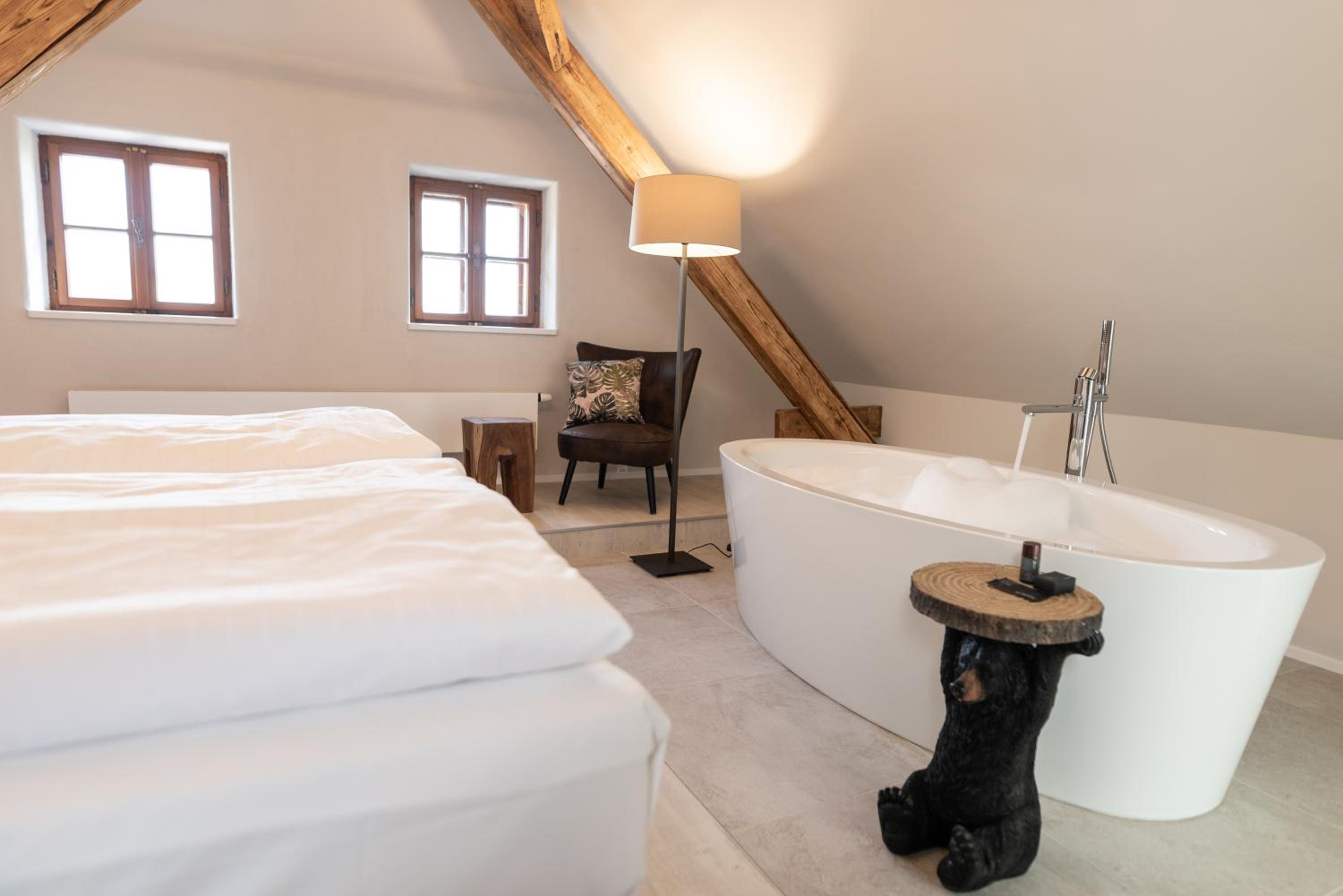 Deluxe Double Room with Bath - Photo 13
