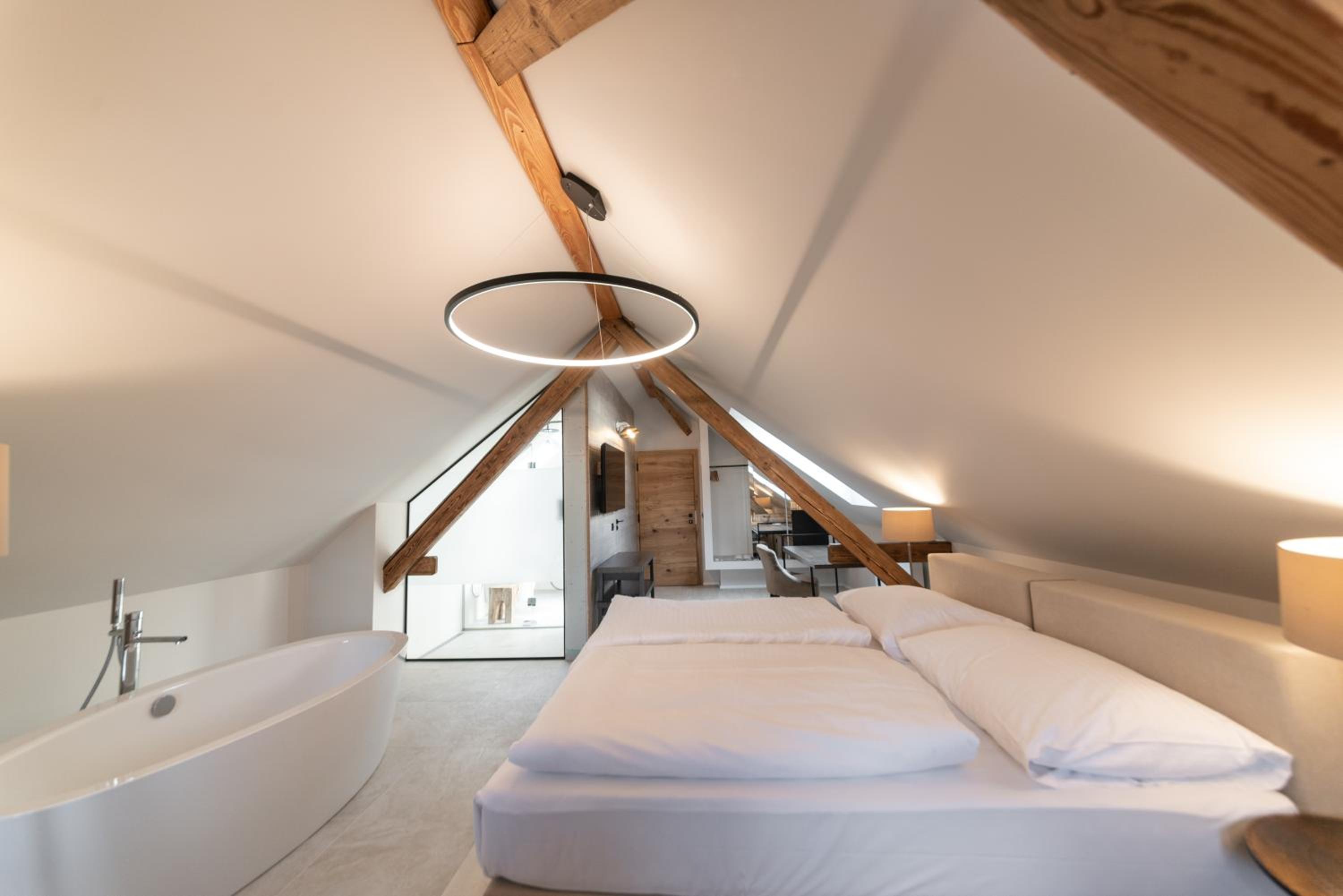 Deluxe Double Room with Bath - Photo 7