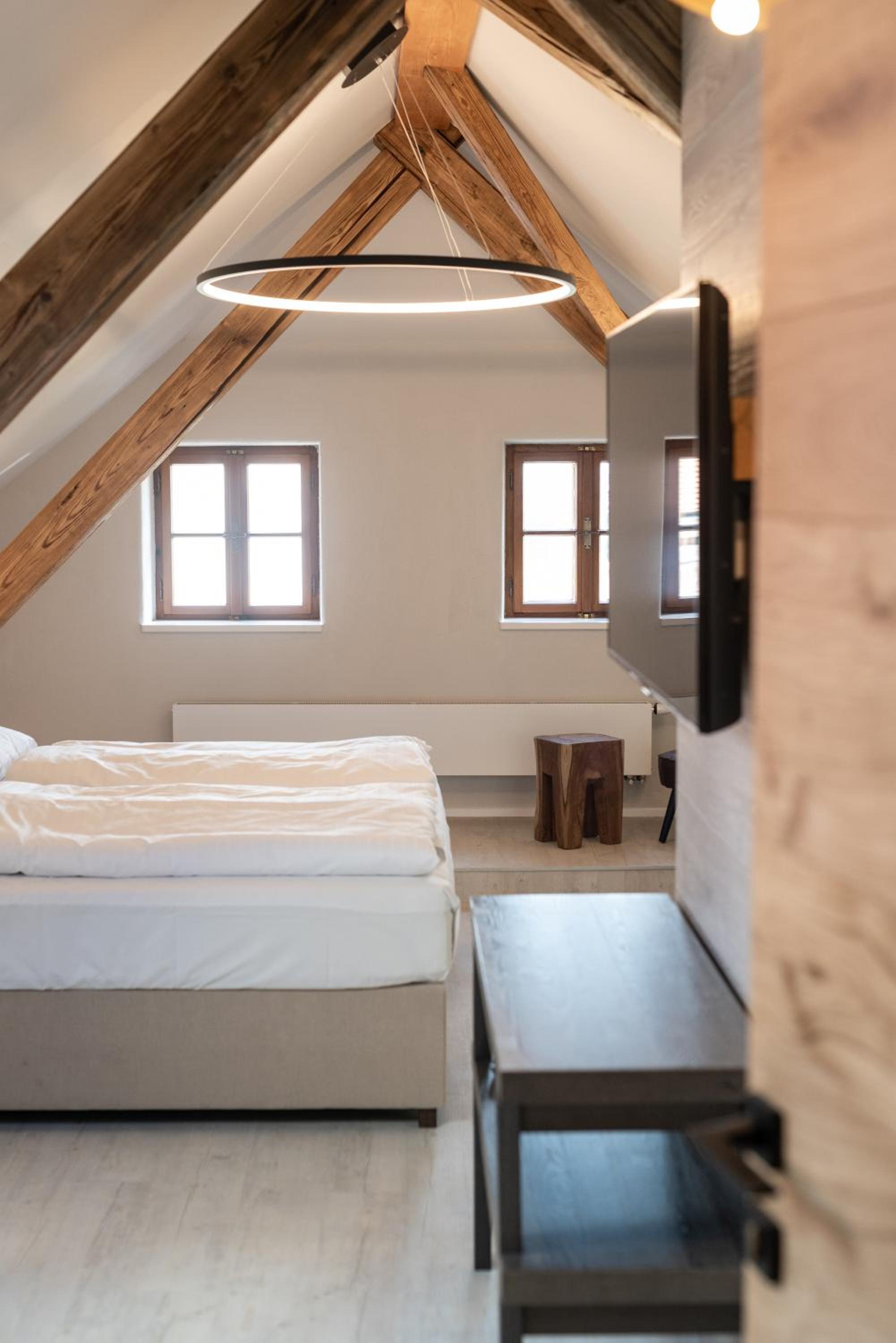 Deluxe Double Room with Bath - Photo 10