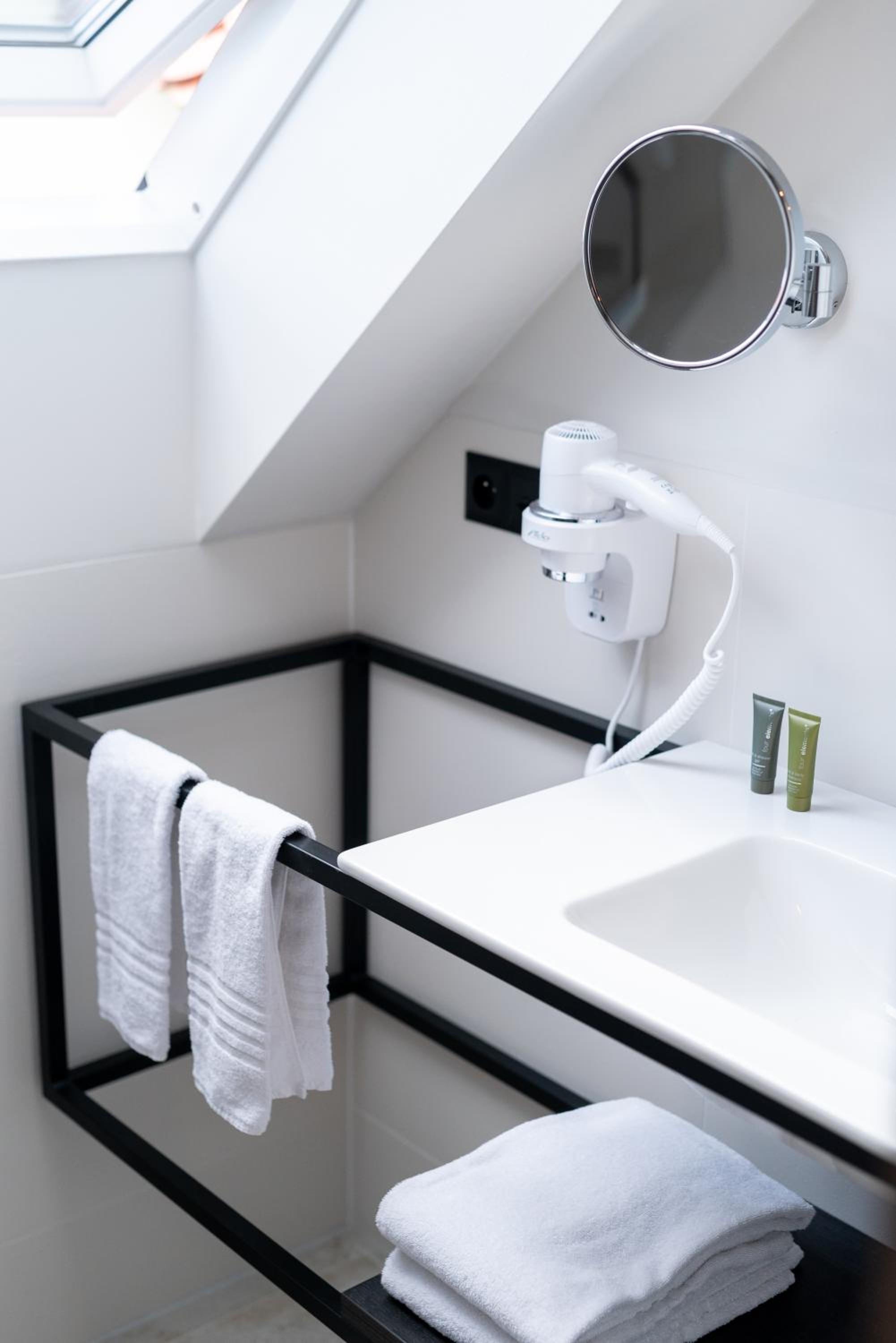 Deluxe Double Room with Bath - Photo 14