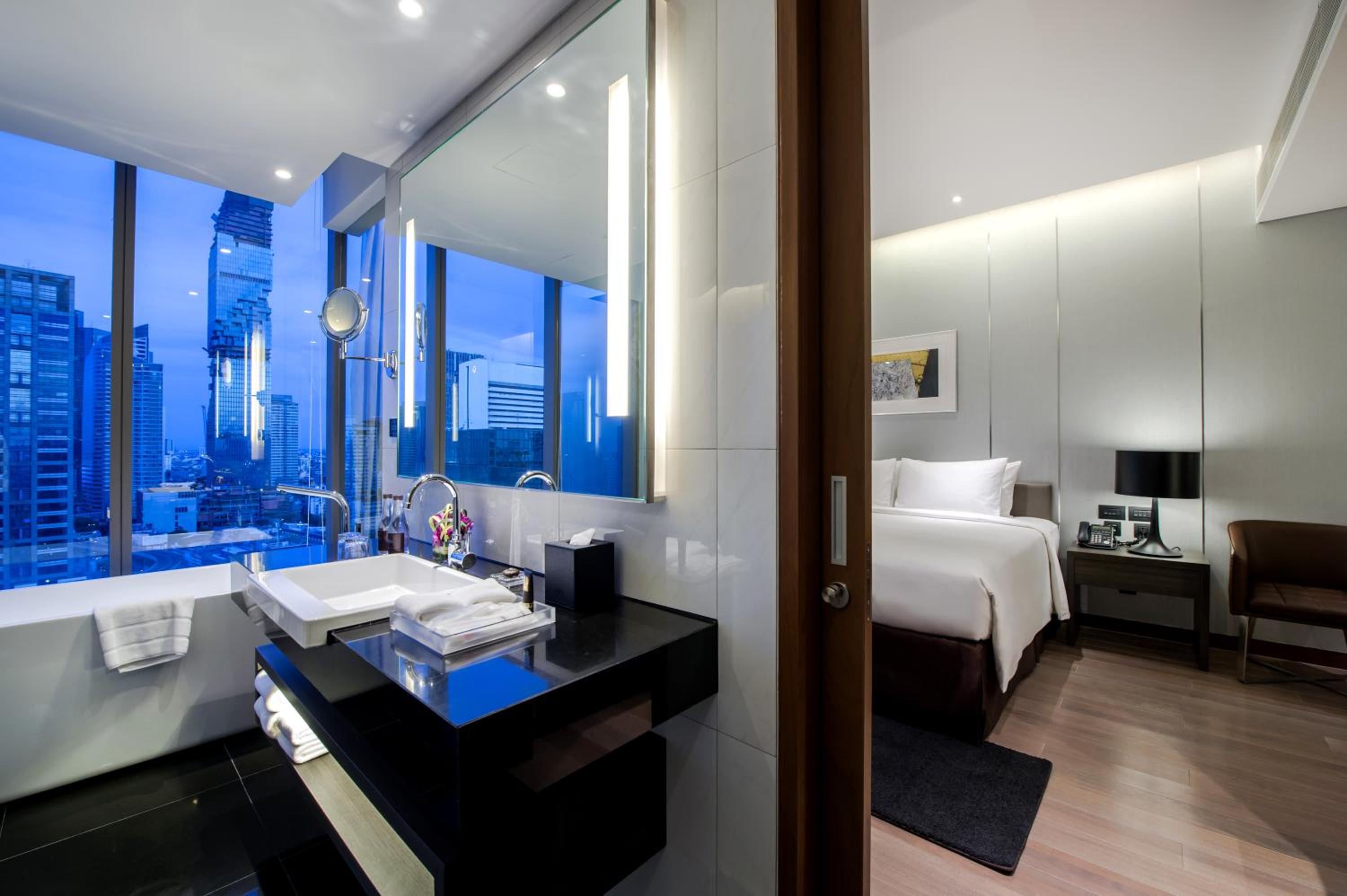 Club 10 Double Room with Lounge Access - Photo 16