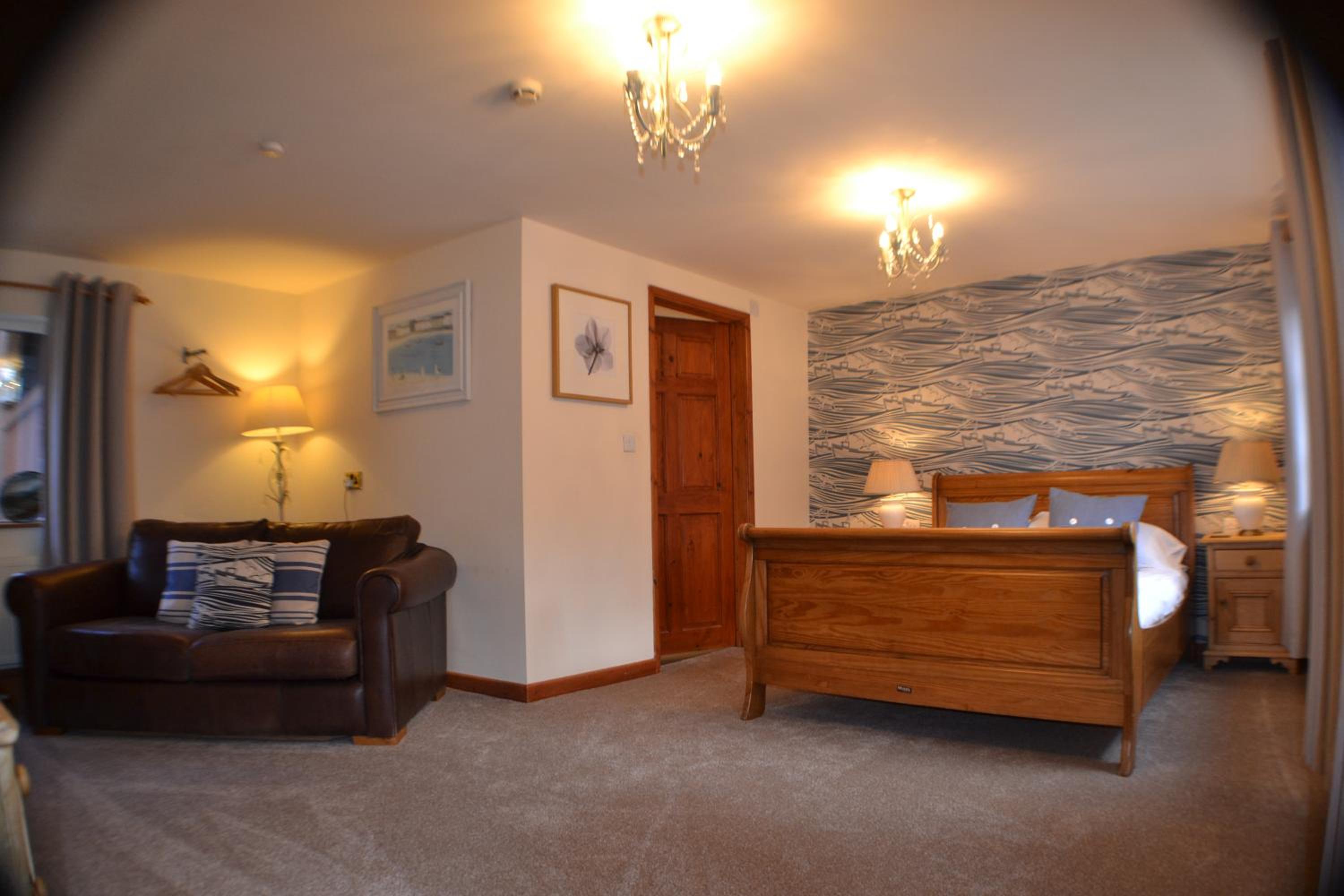 Deluxe King Room - Photo 11