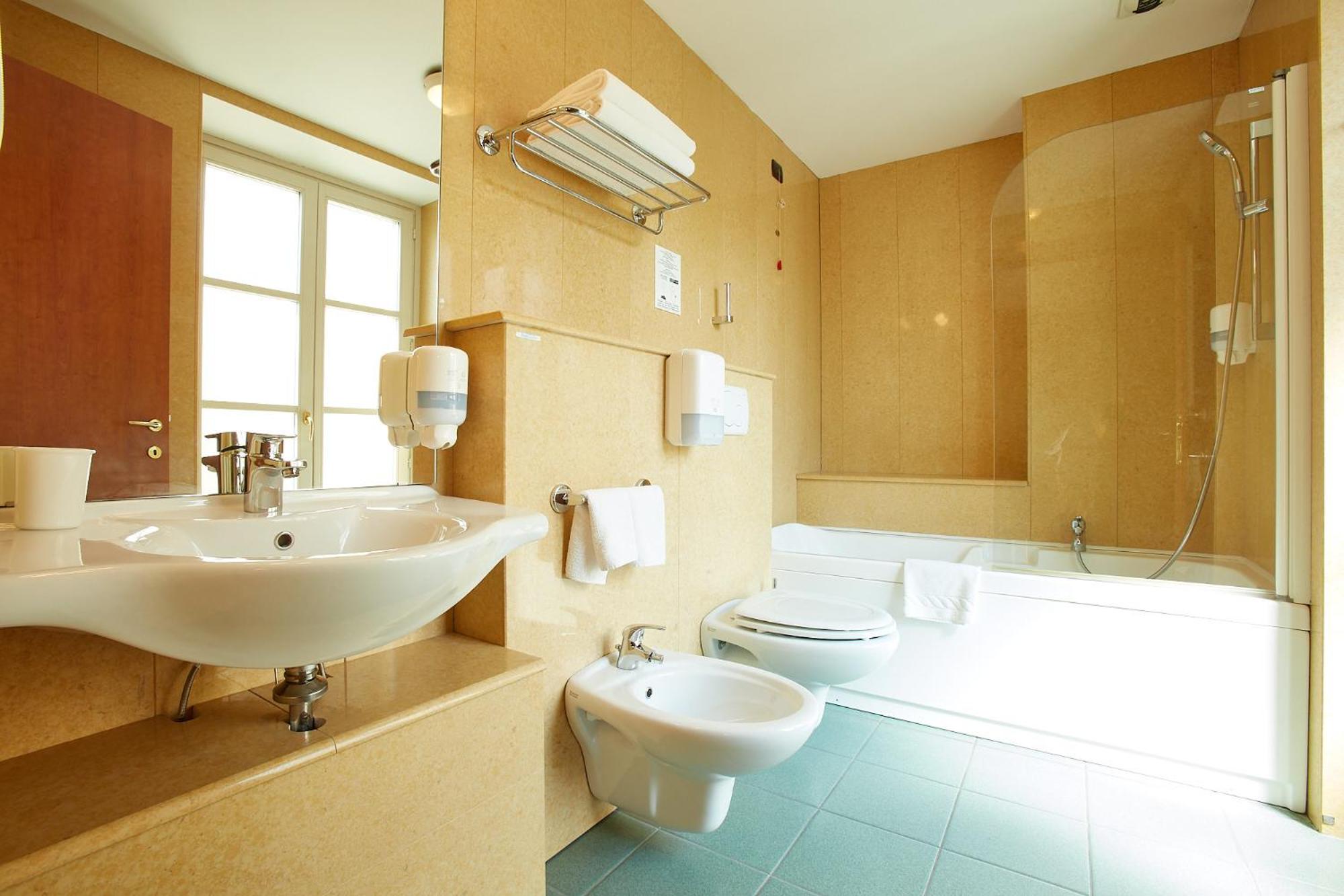 Double Twin Room - Photo 3