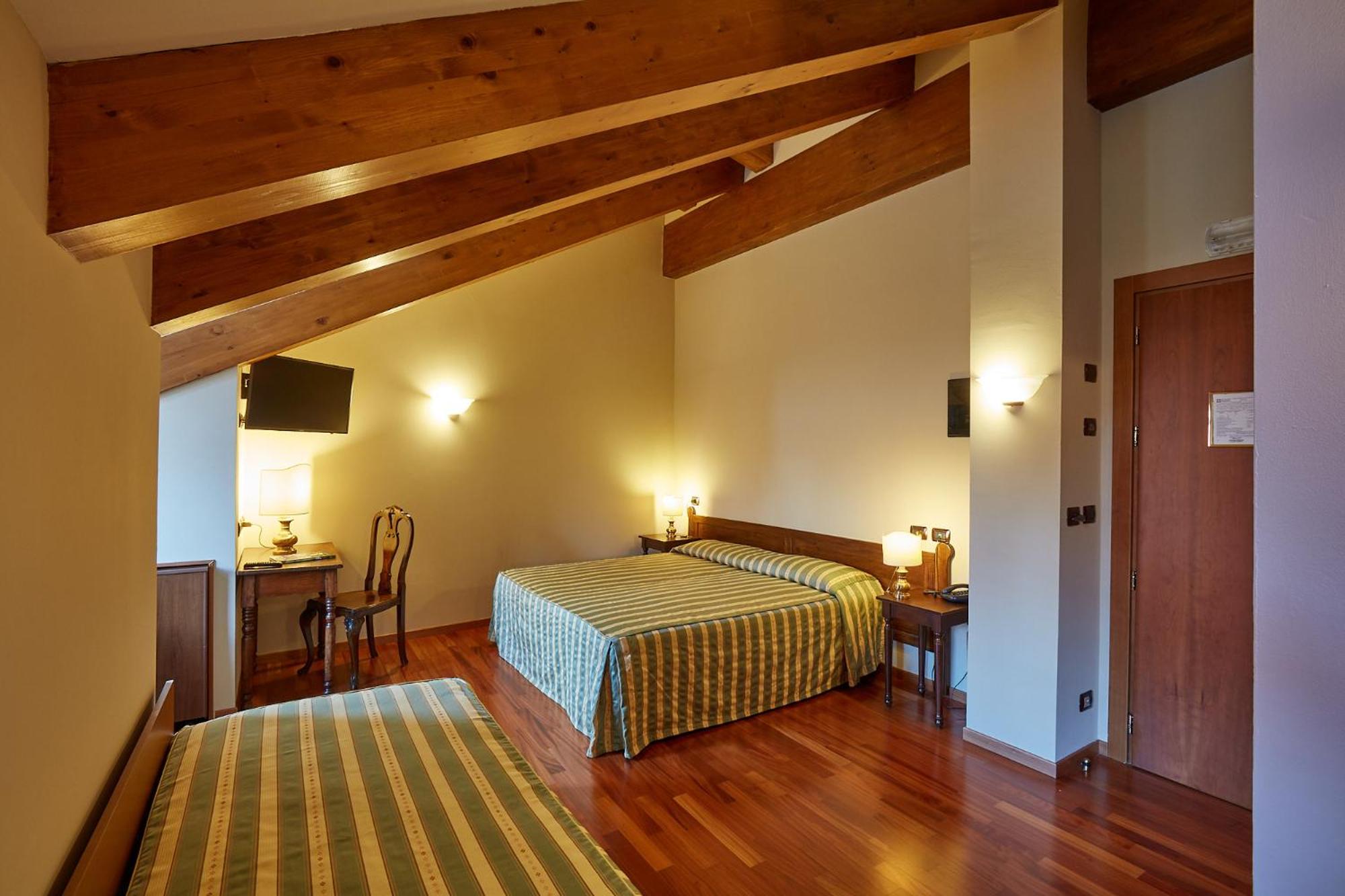 Triple Room - Photo 12