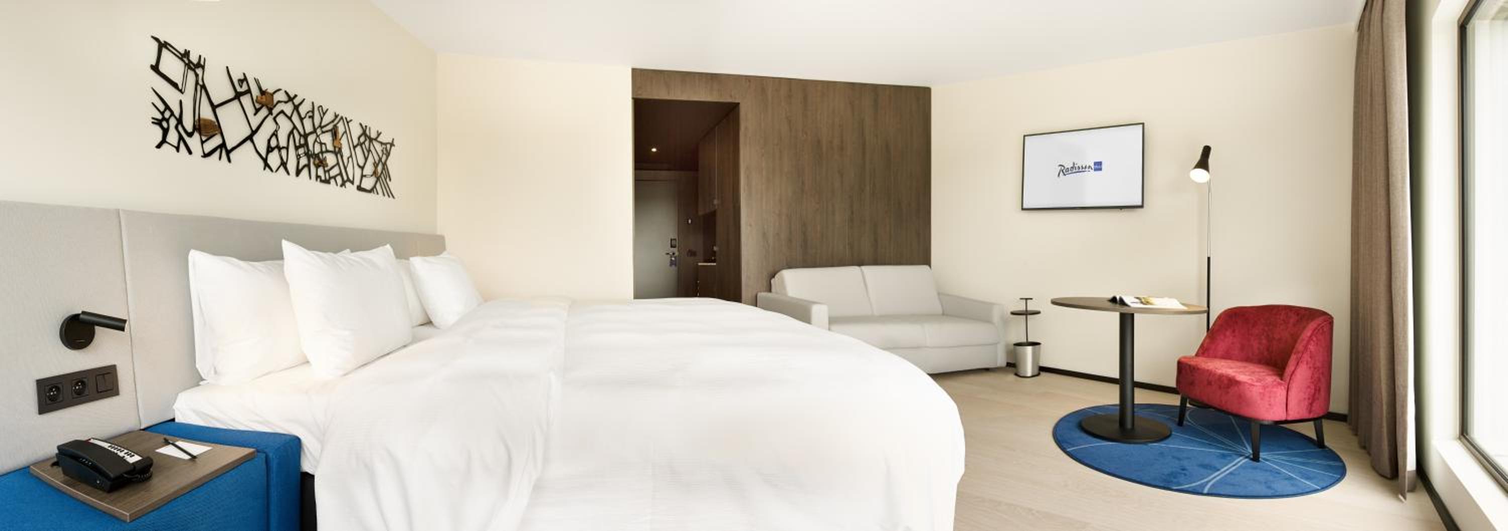 Family Room thumbnail 6