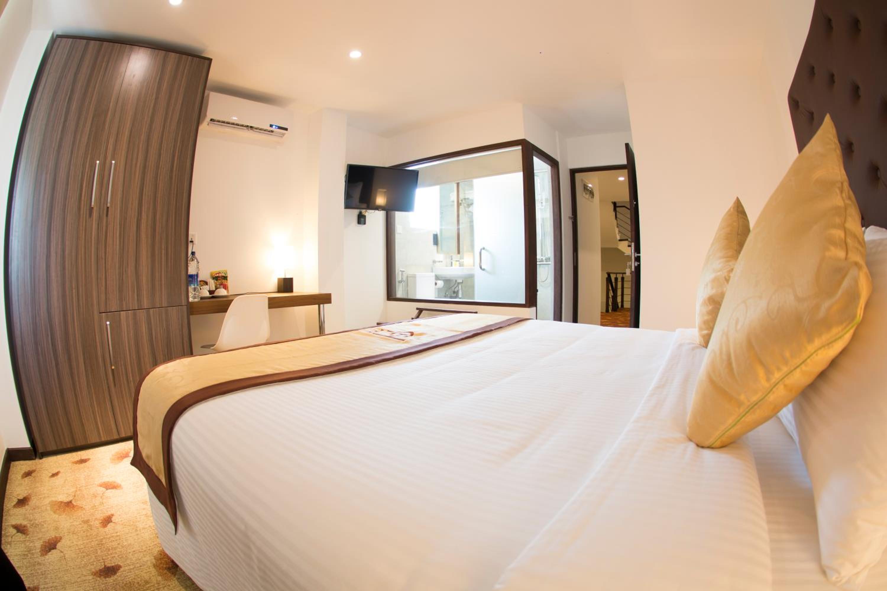 Standard Double Room - Photo 13