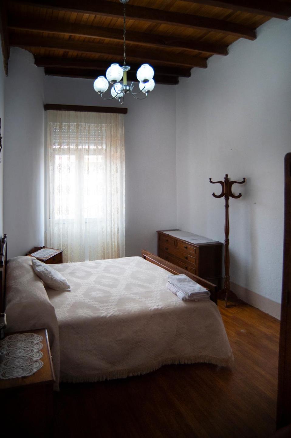 Five-Bedroom House photo 3