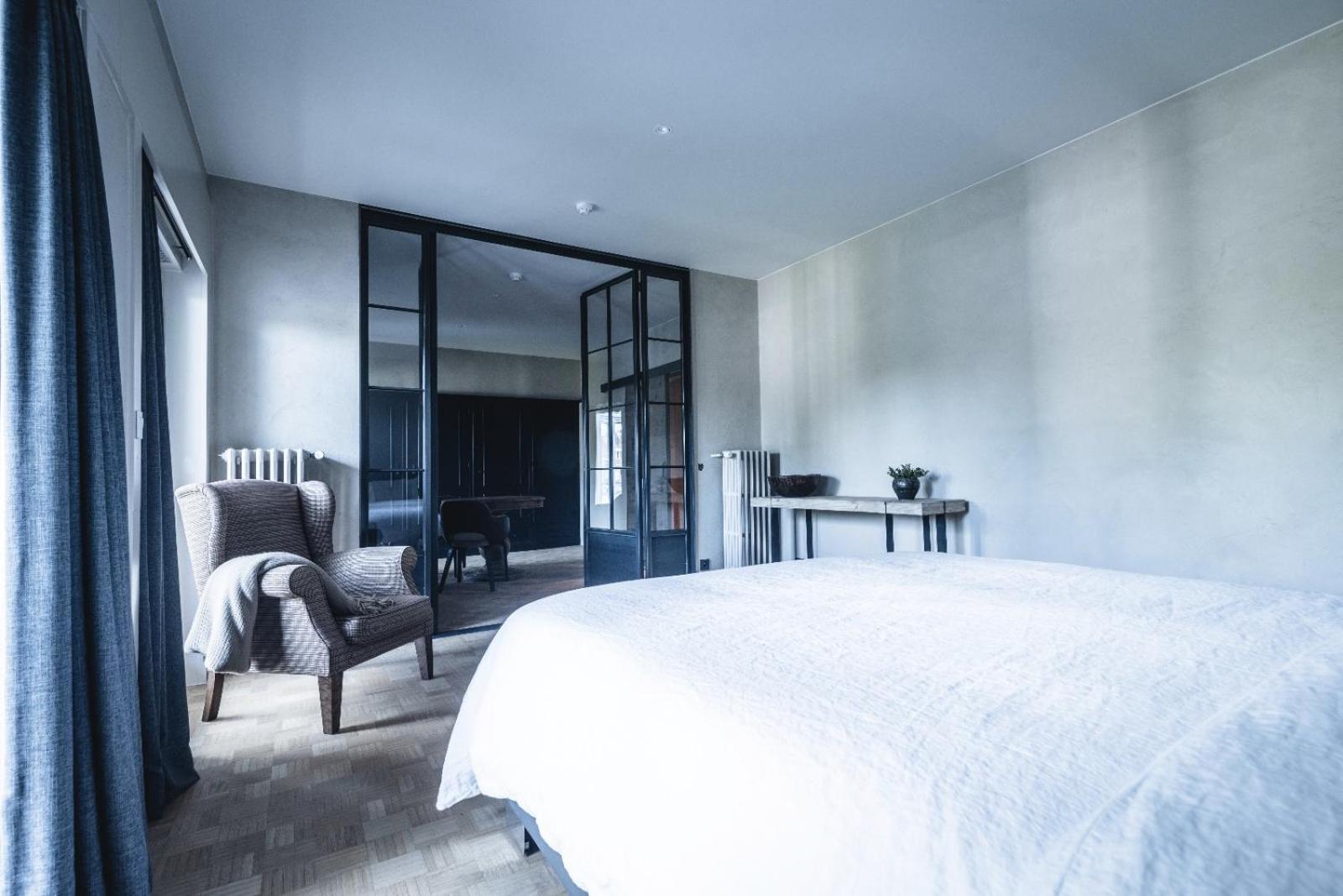King Suite with Bathtub - Photo 5