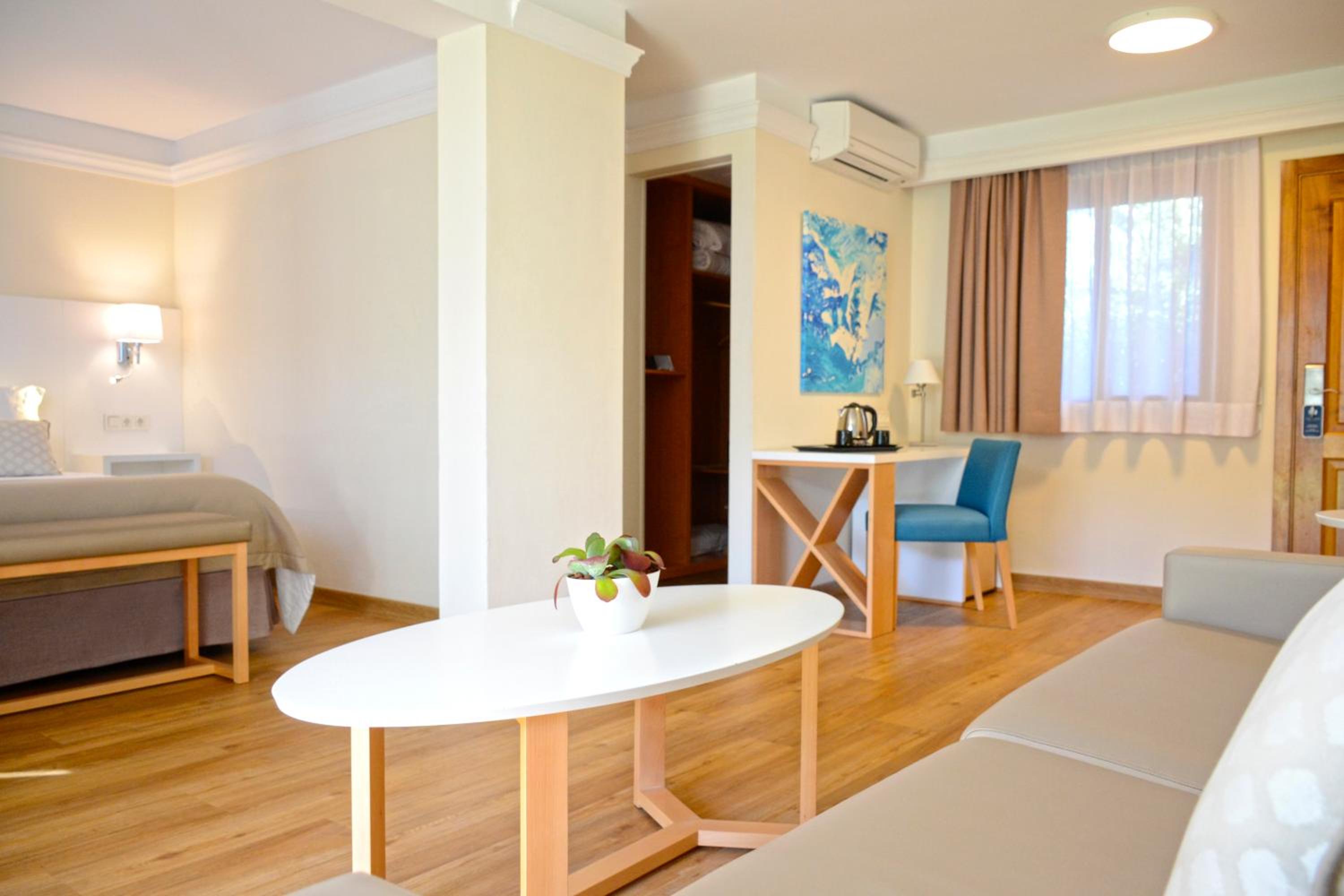 Suite Junior con vista a la piscina para padres solteros