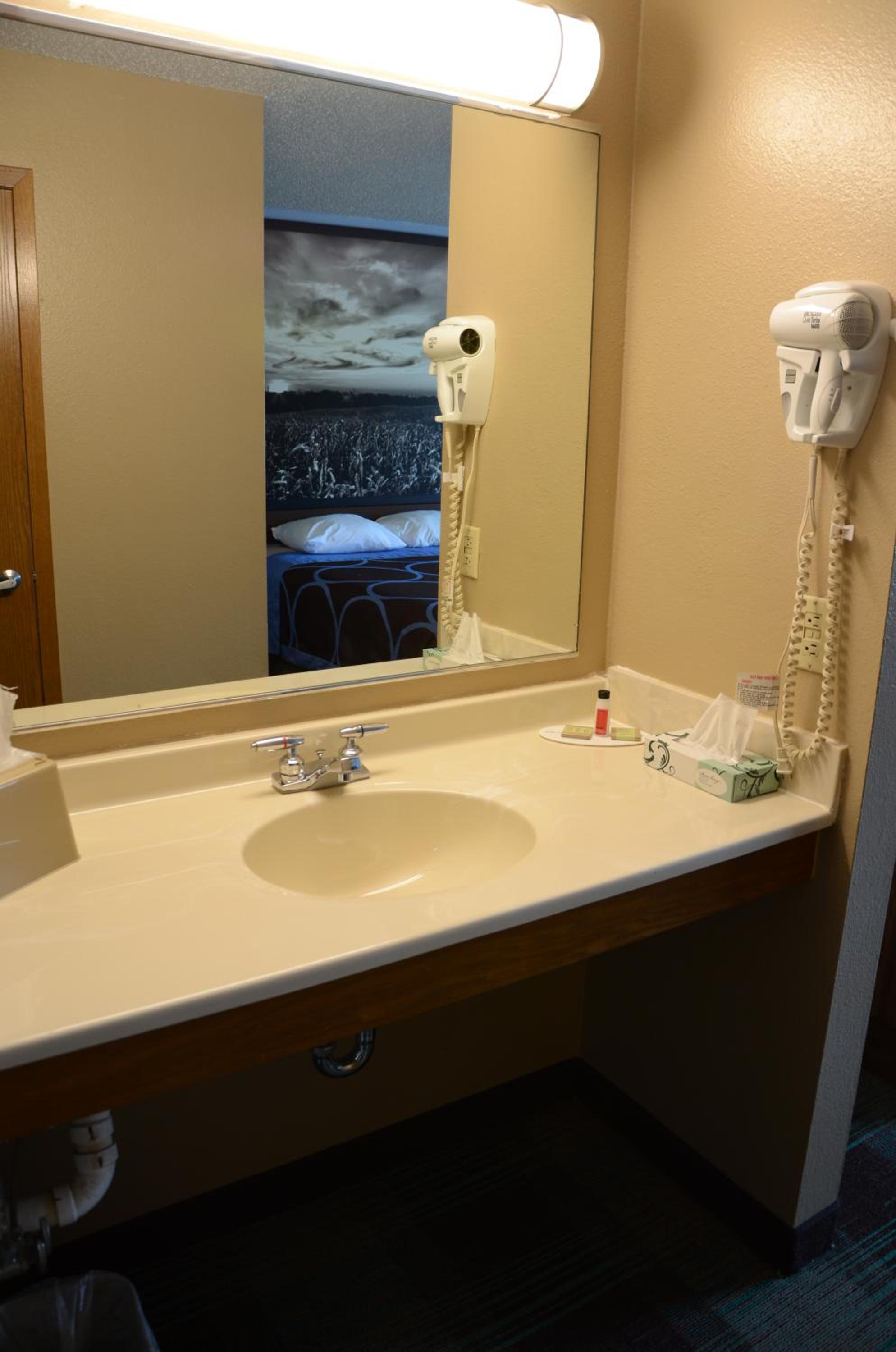 Deluxe Double Room with Two Double Beds - Non-Smoking - Photo 13