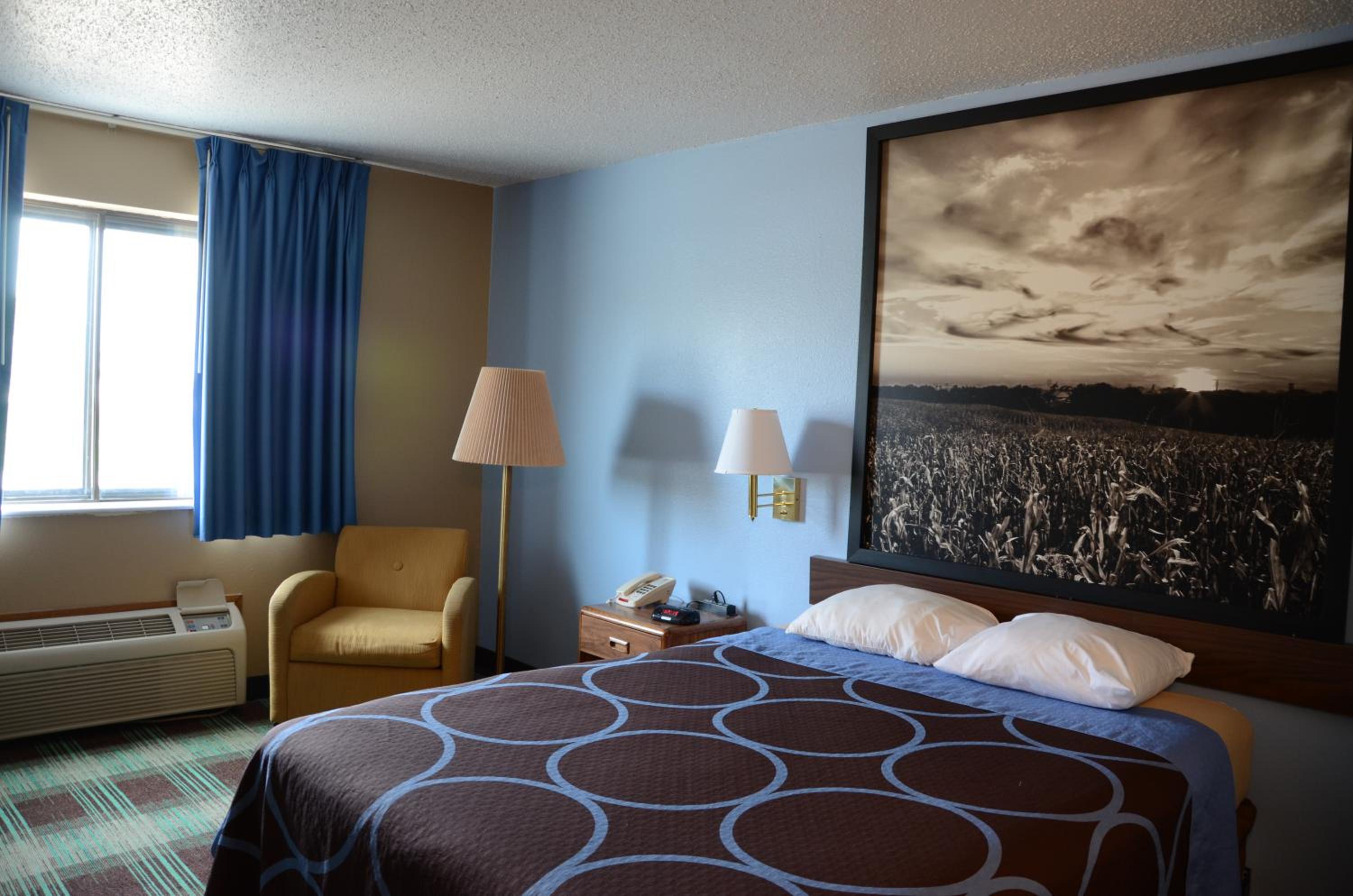 Queen Room - Non-Smoking - Photo 9