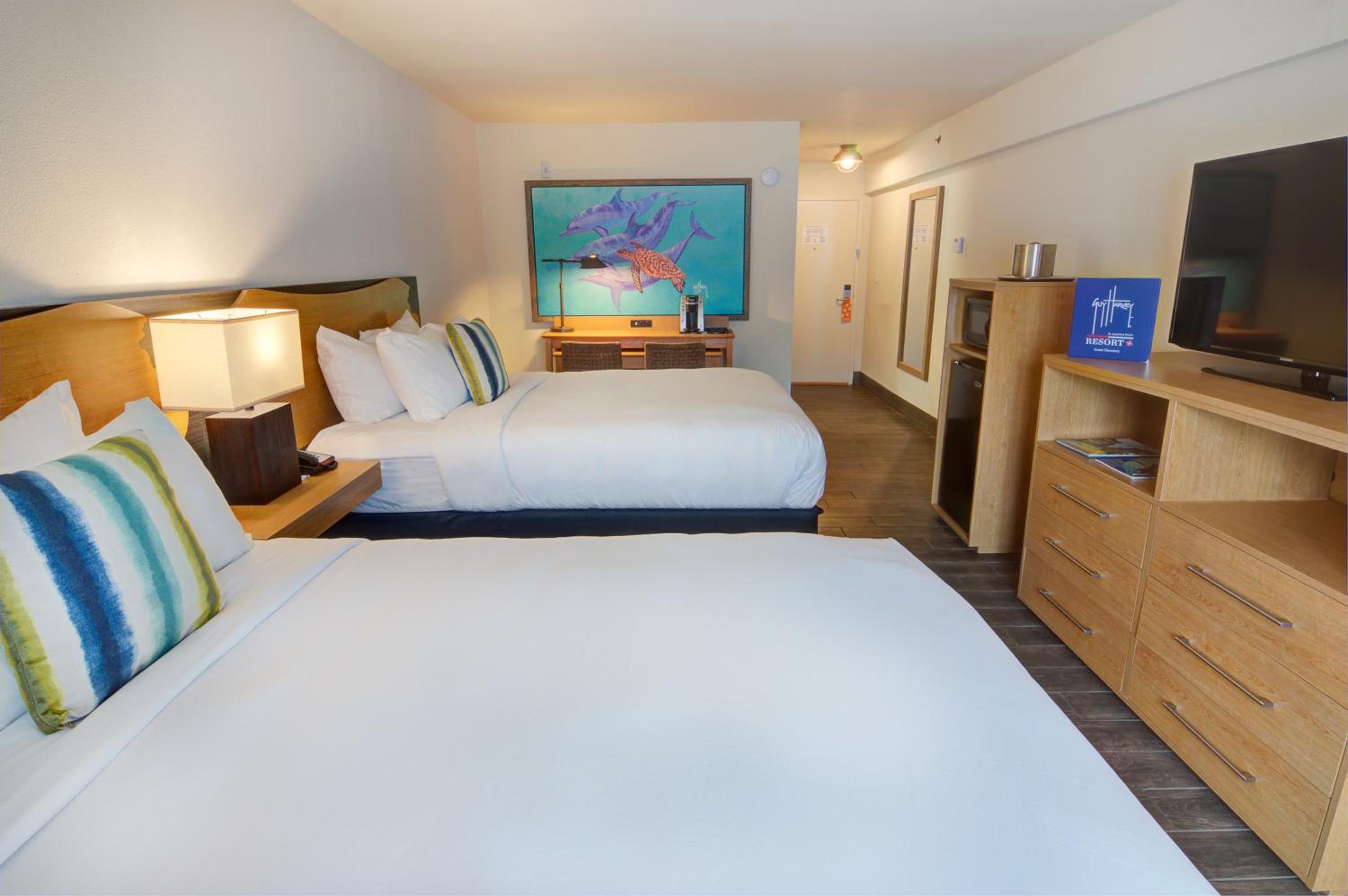 Standard Queen Room with Two Queen Beds - Pet Friendly photo 3