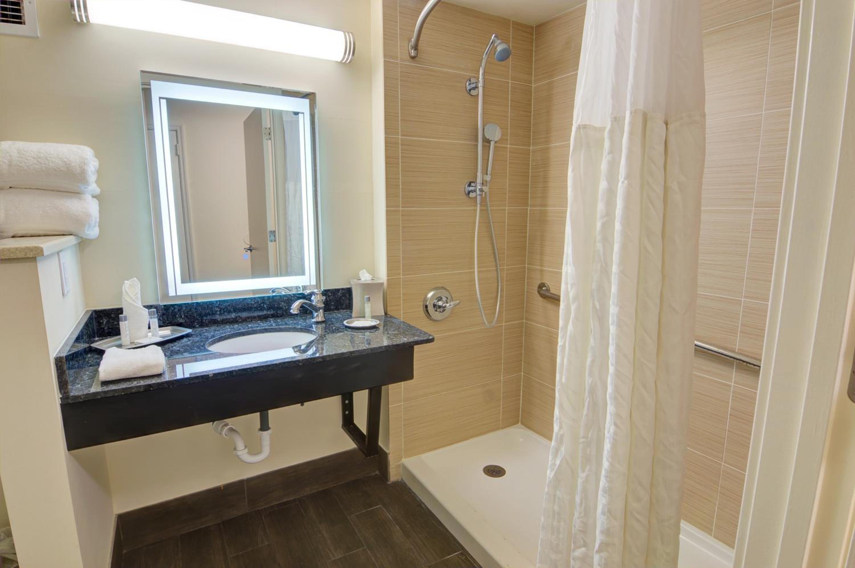 Standard Queen Room - Disability Accessible - Photo 4