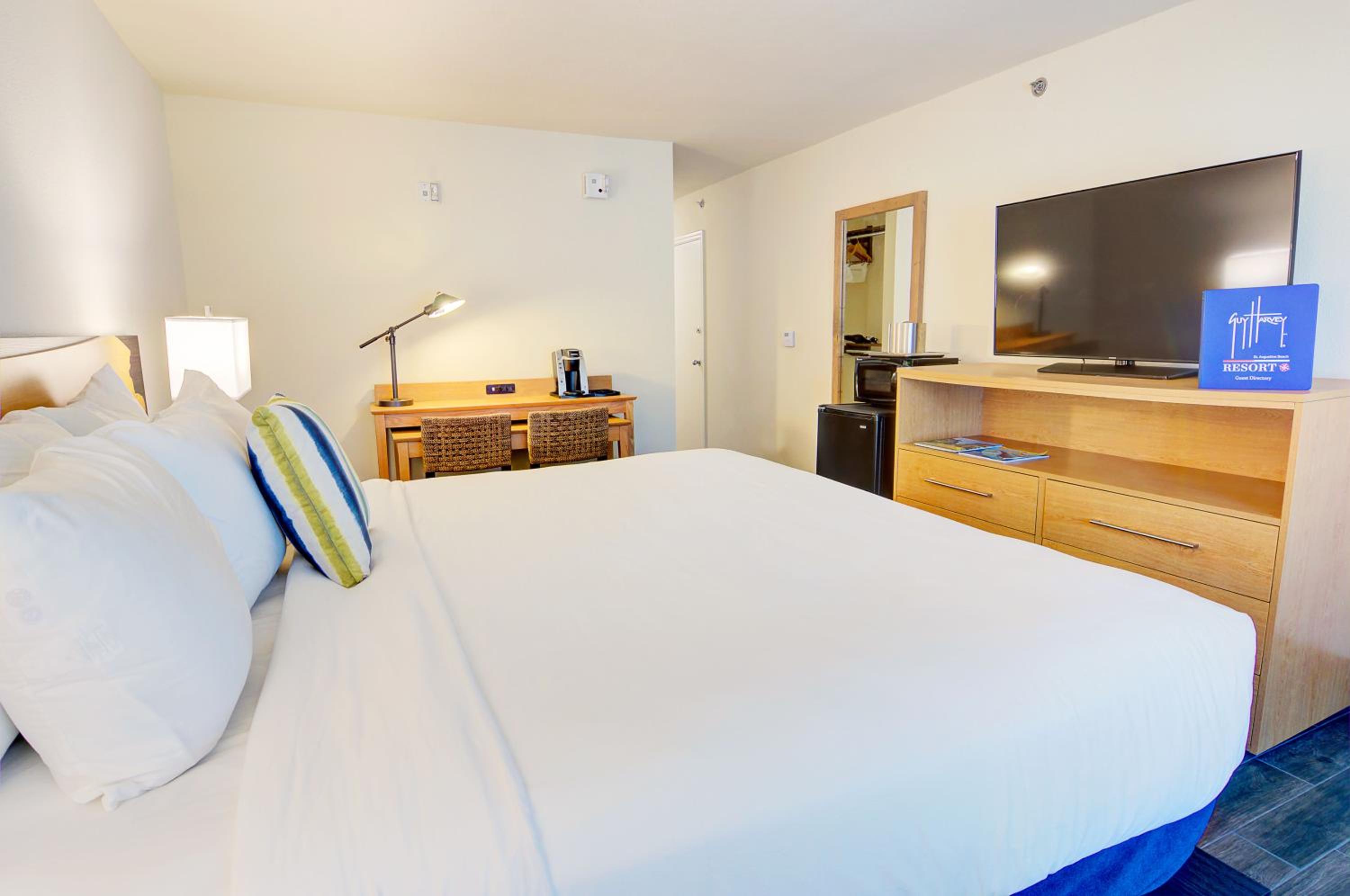 Standard Queen Room - Disability Accessible - Photo 2