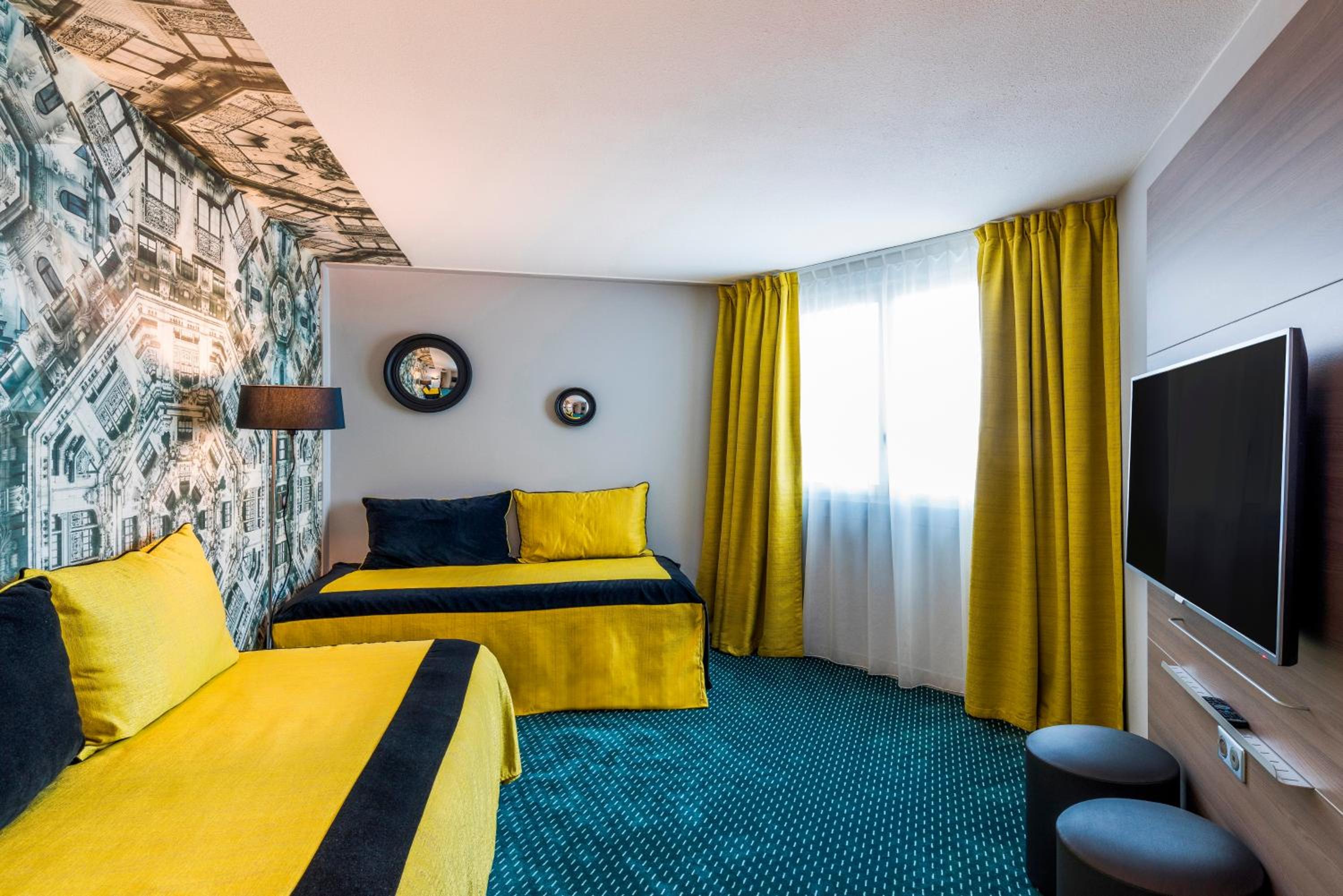 Suite with Double Bed and Two Single Beds - Photo 8