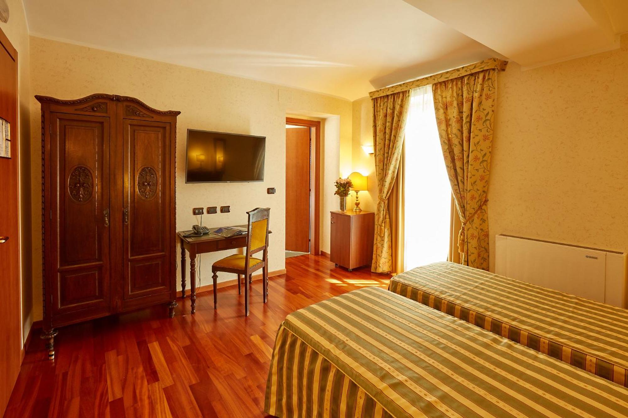 Double Twin Room - Photo 2