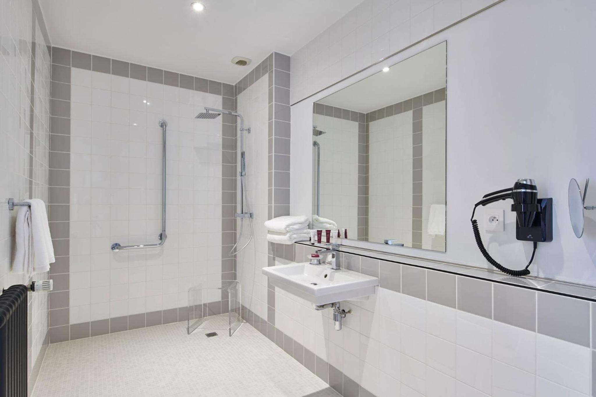 Double or Twin Room with Canal View - Photo 2