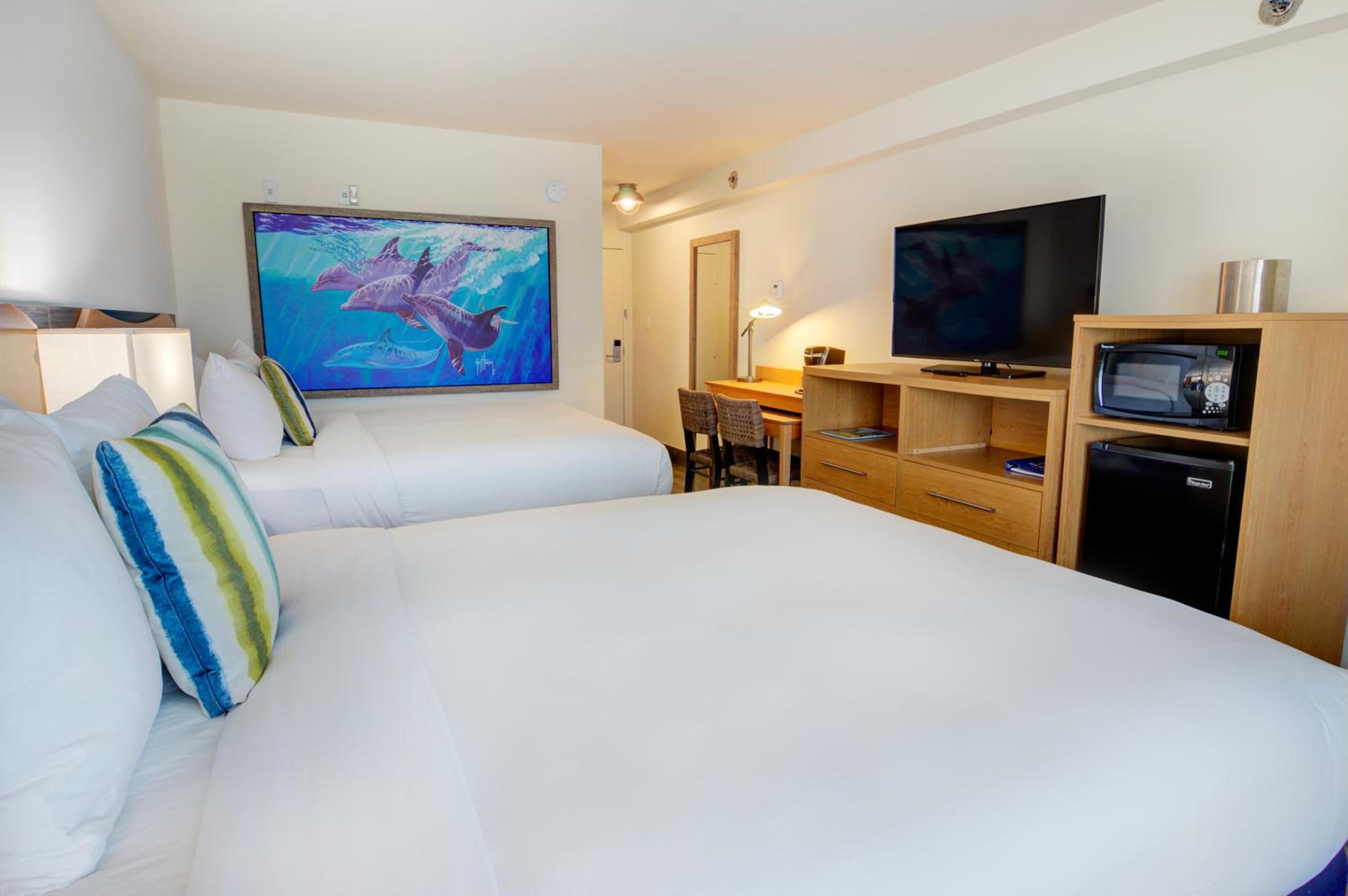 Queen Room with Two Queen Beds- Pool View - Photo 5