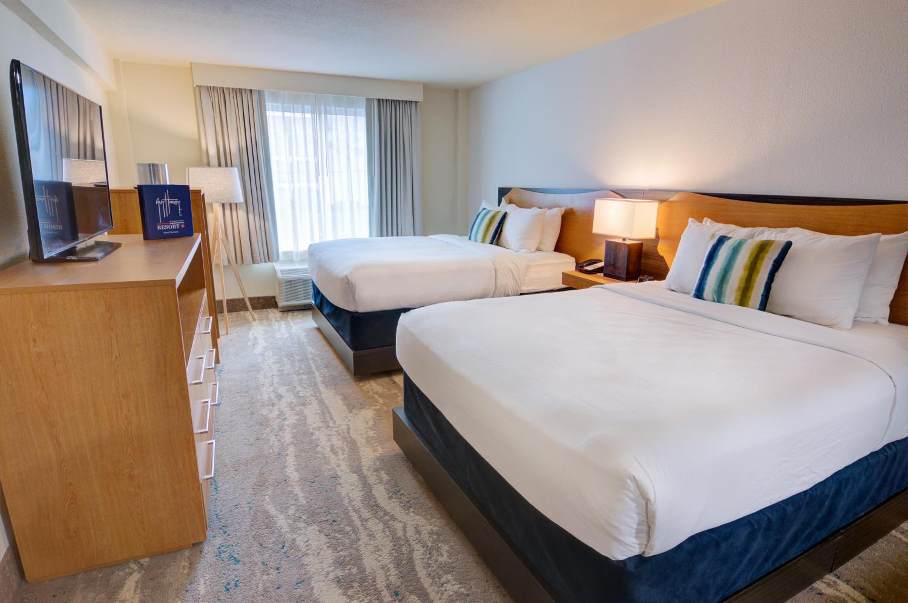 Standard Queen Room with Two Queen Beds - Photo 2
