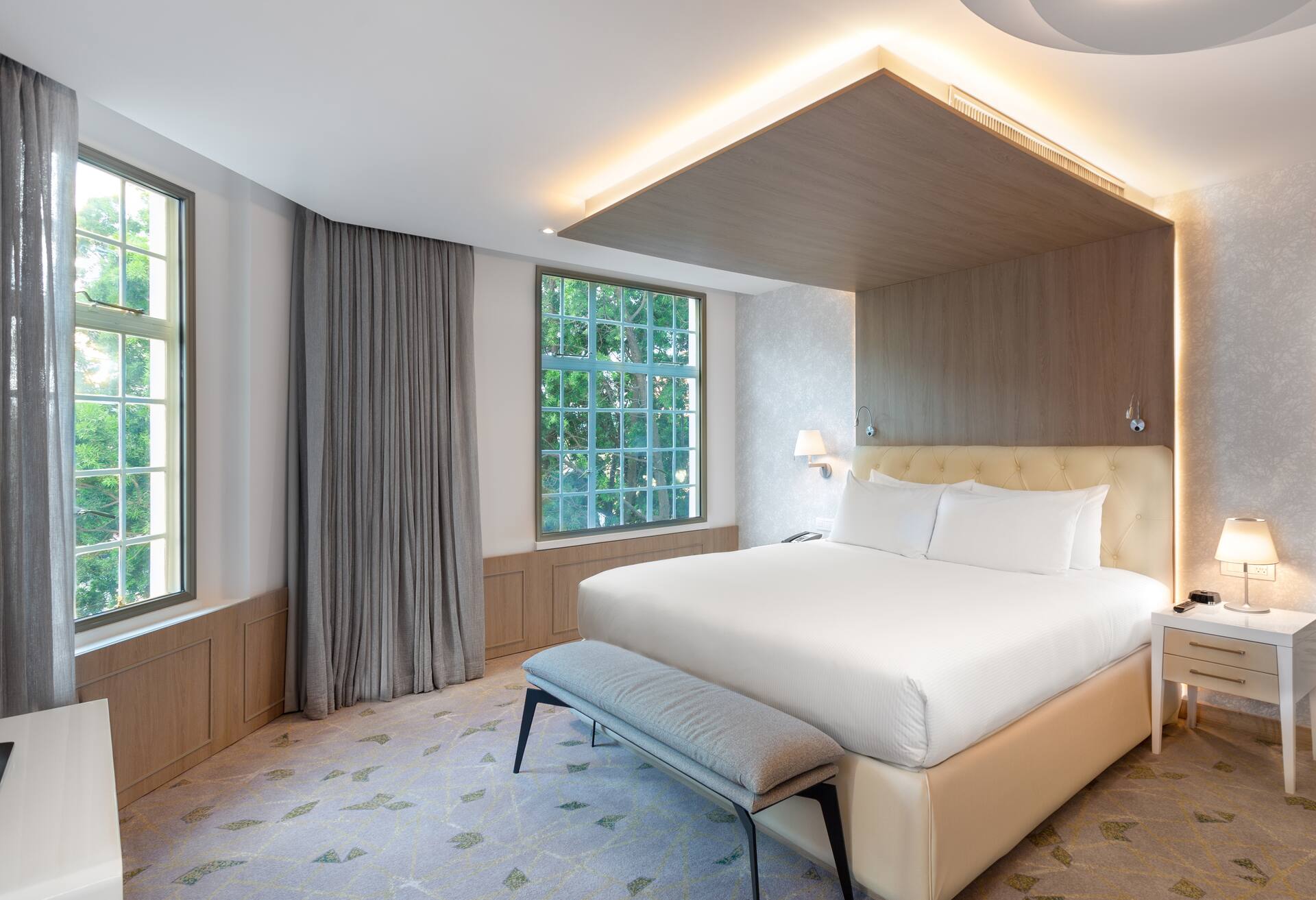1 King Bed Corner Room