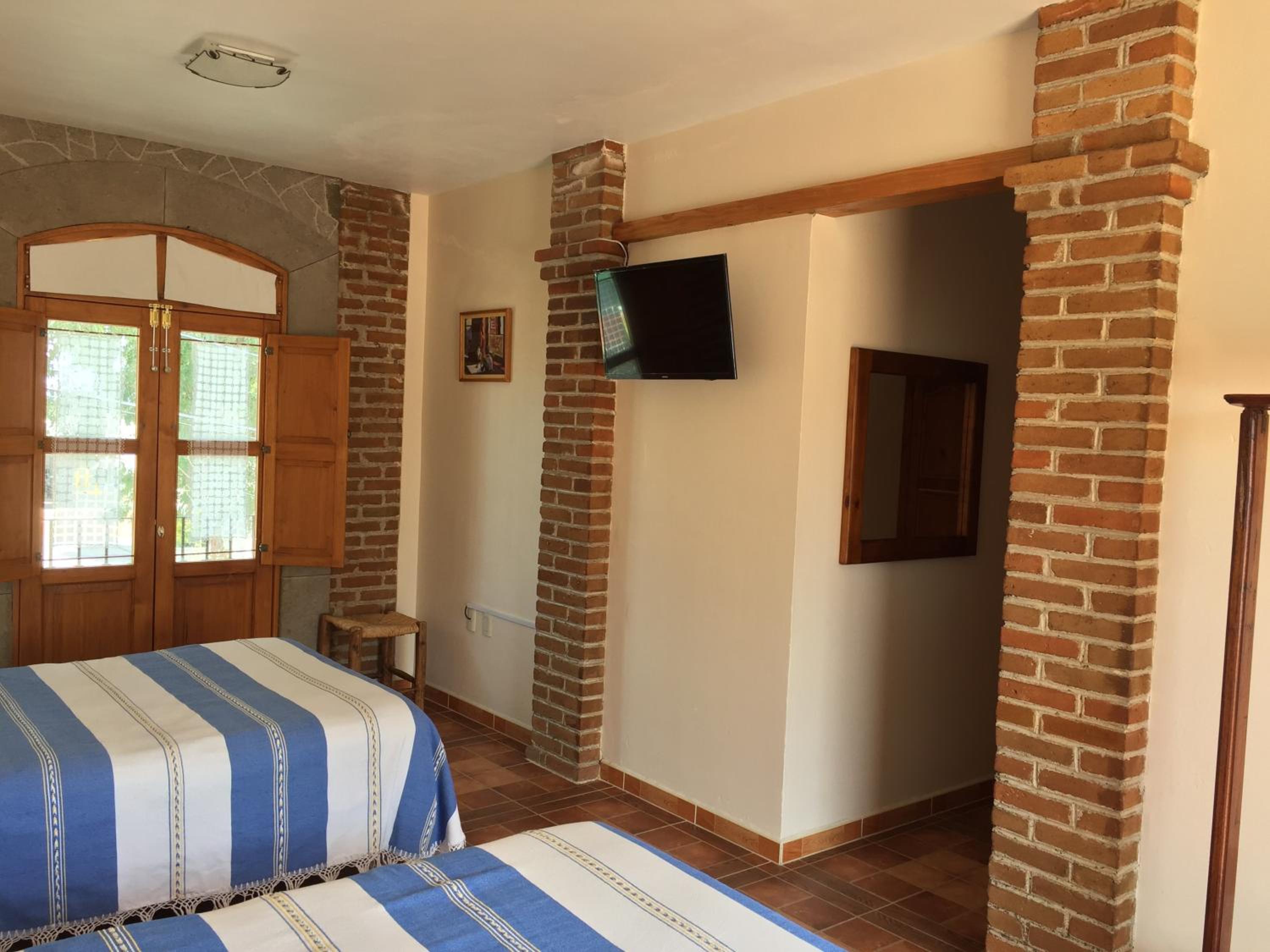 Twin Room with Private Bathroom - Photo 4