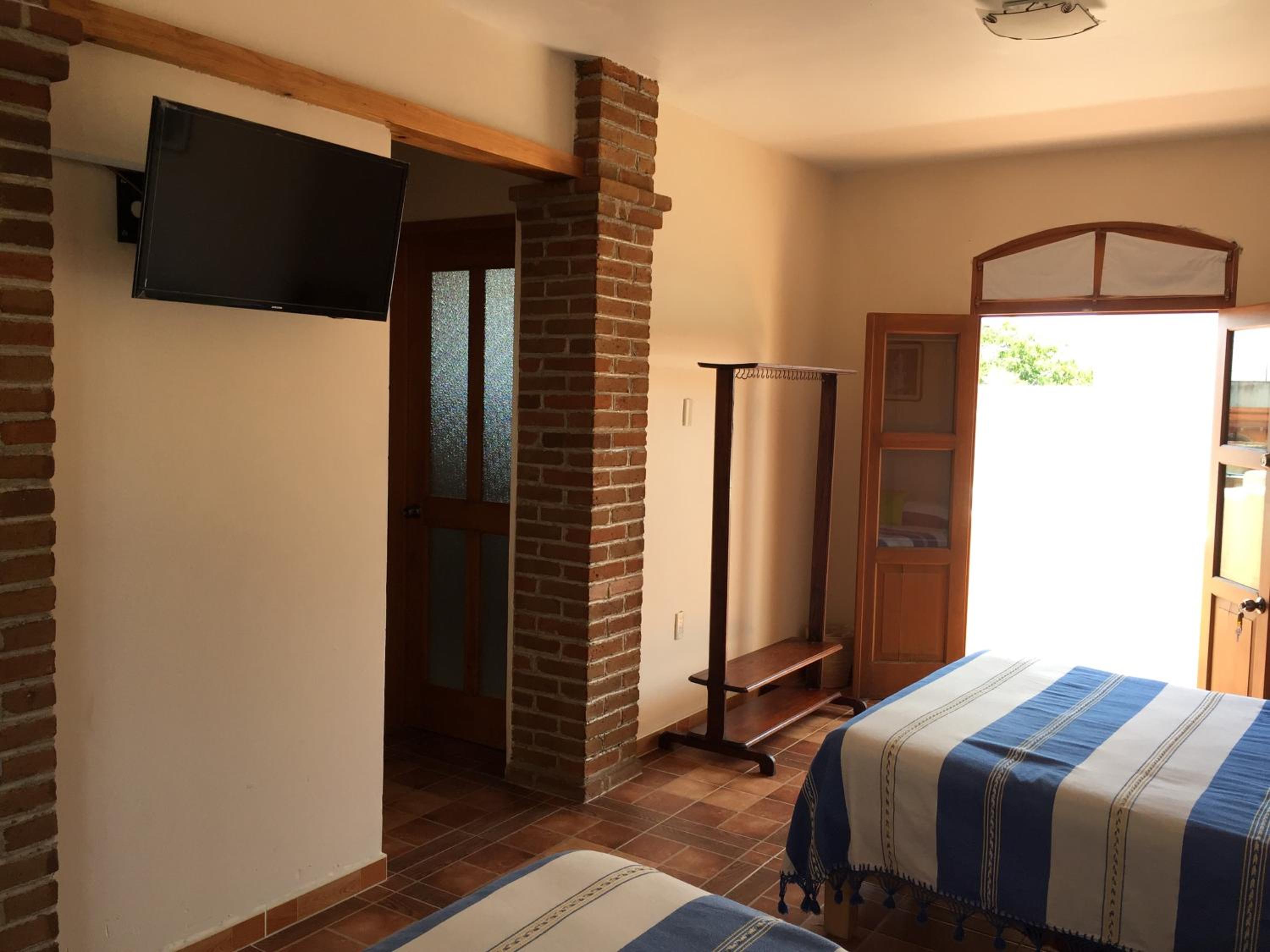 Twin Room with Private Bathroom - Photo 3