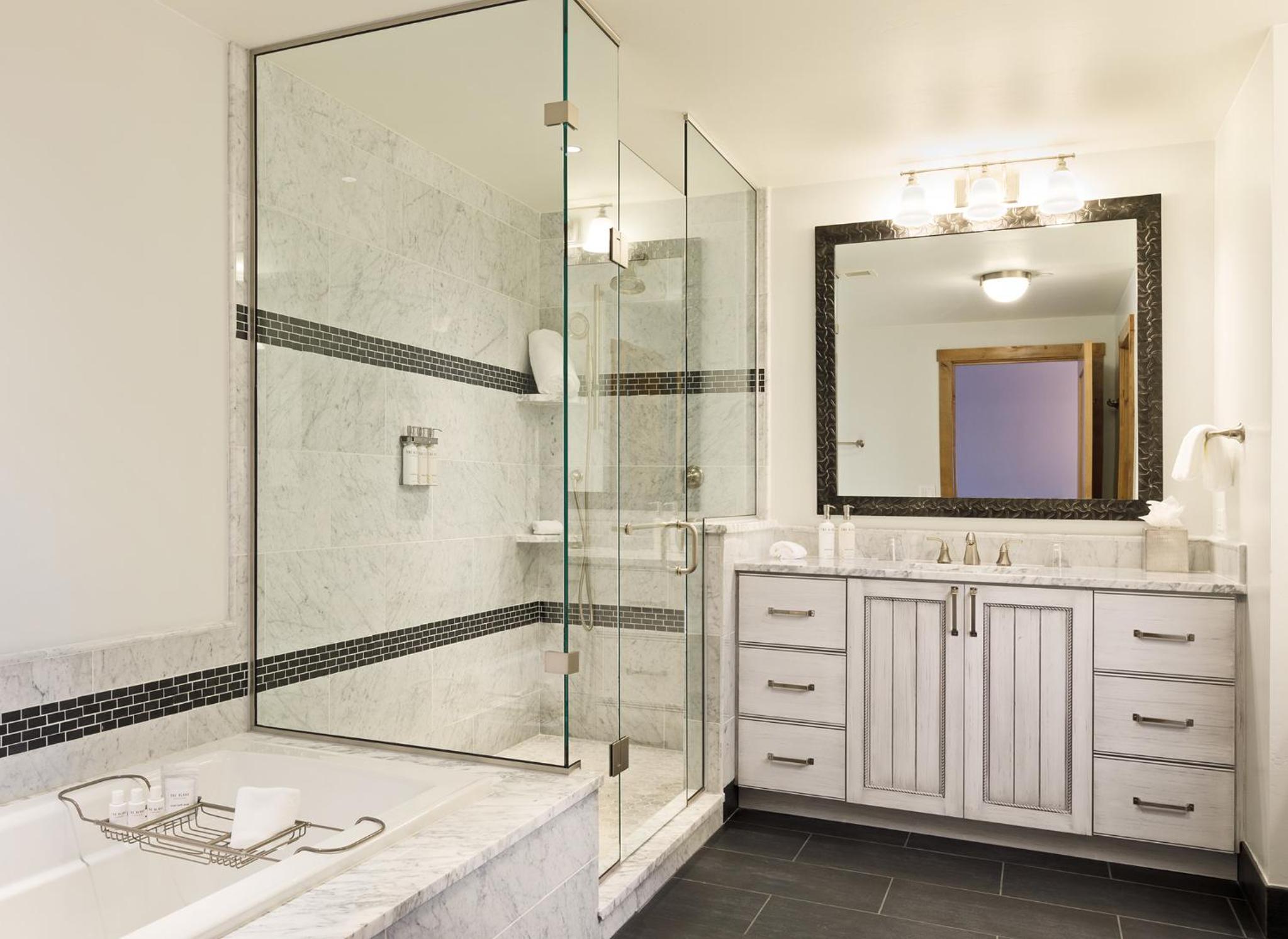 Deluxe King Suite photo 3