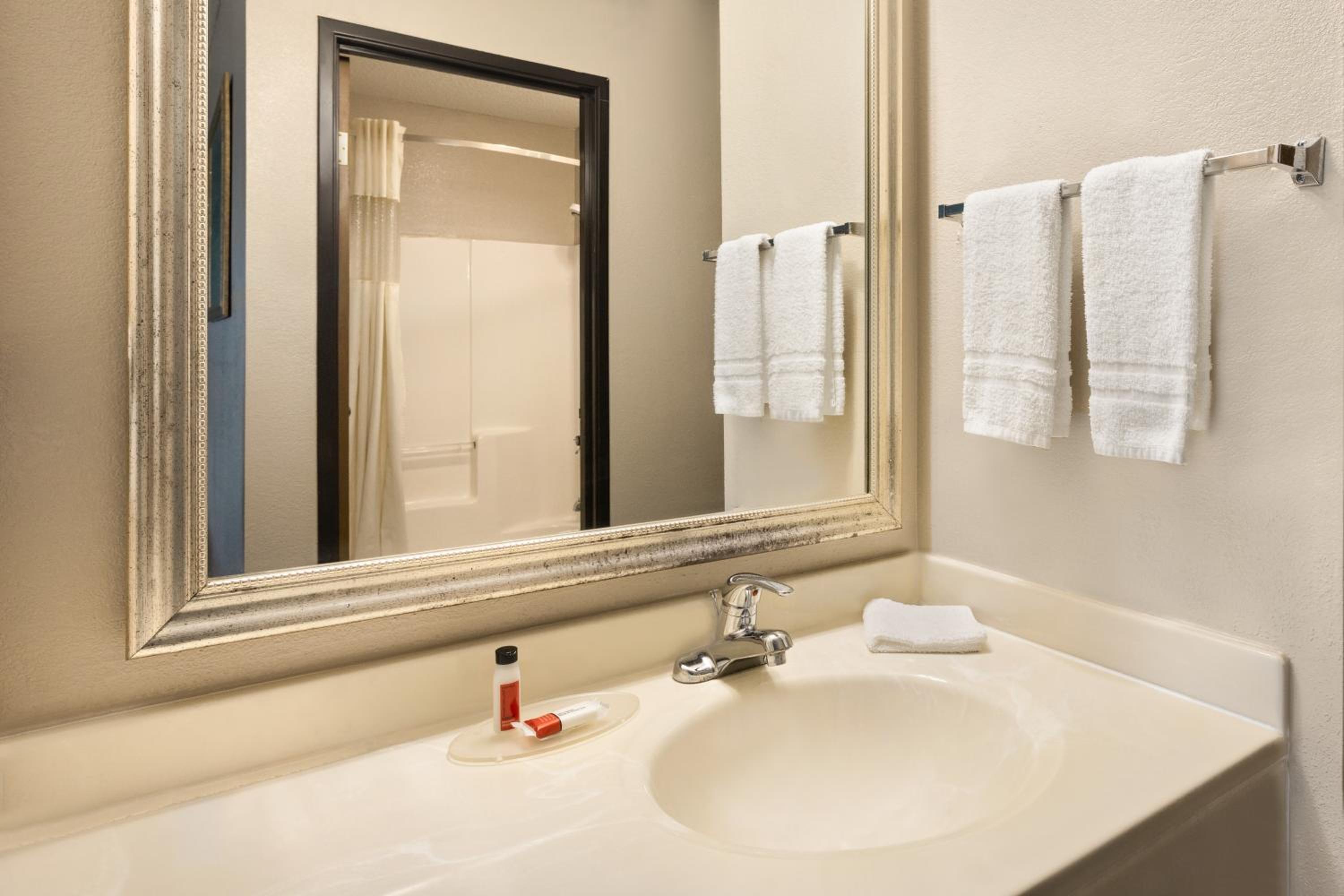 King Room with One King Bed and Jetted Tub - Non-Smoking - Photo 7