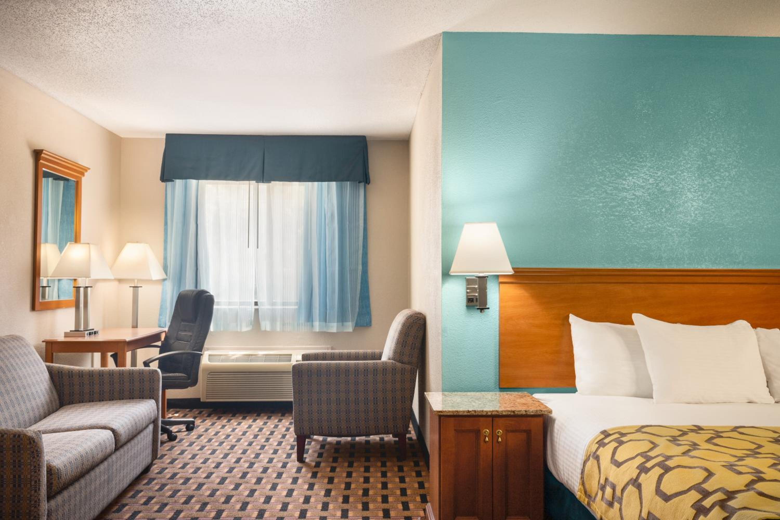 King Room with One King Bed and Jetted Tub - Non-Smoking - Photo 5