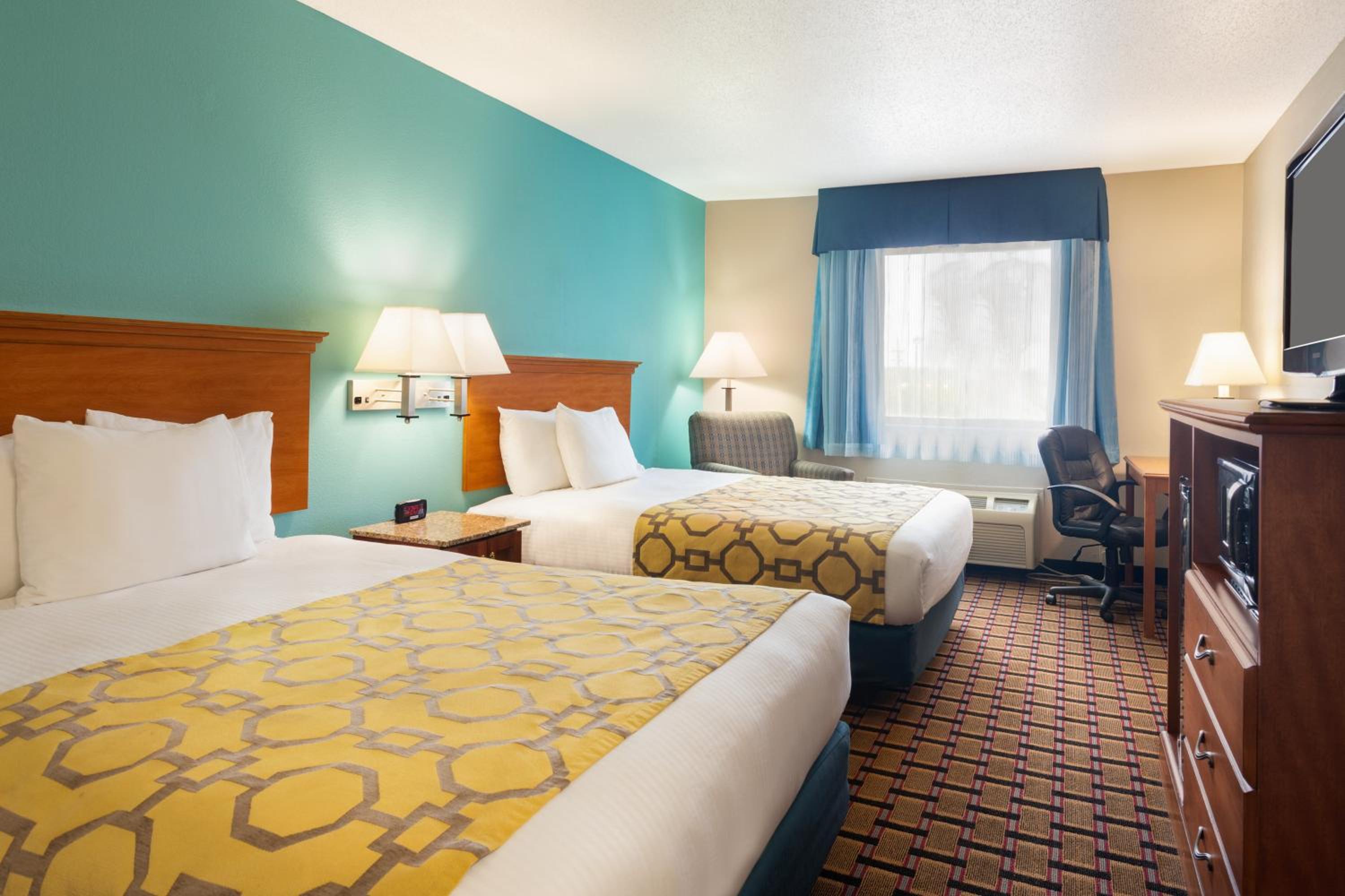 Queen Room with Two Queen Beds - Non-Smoking - Photo 2