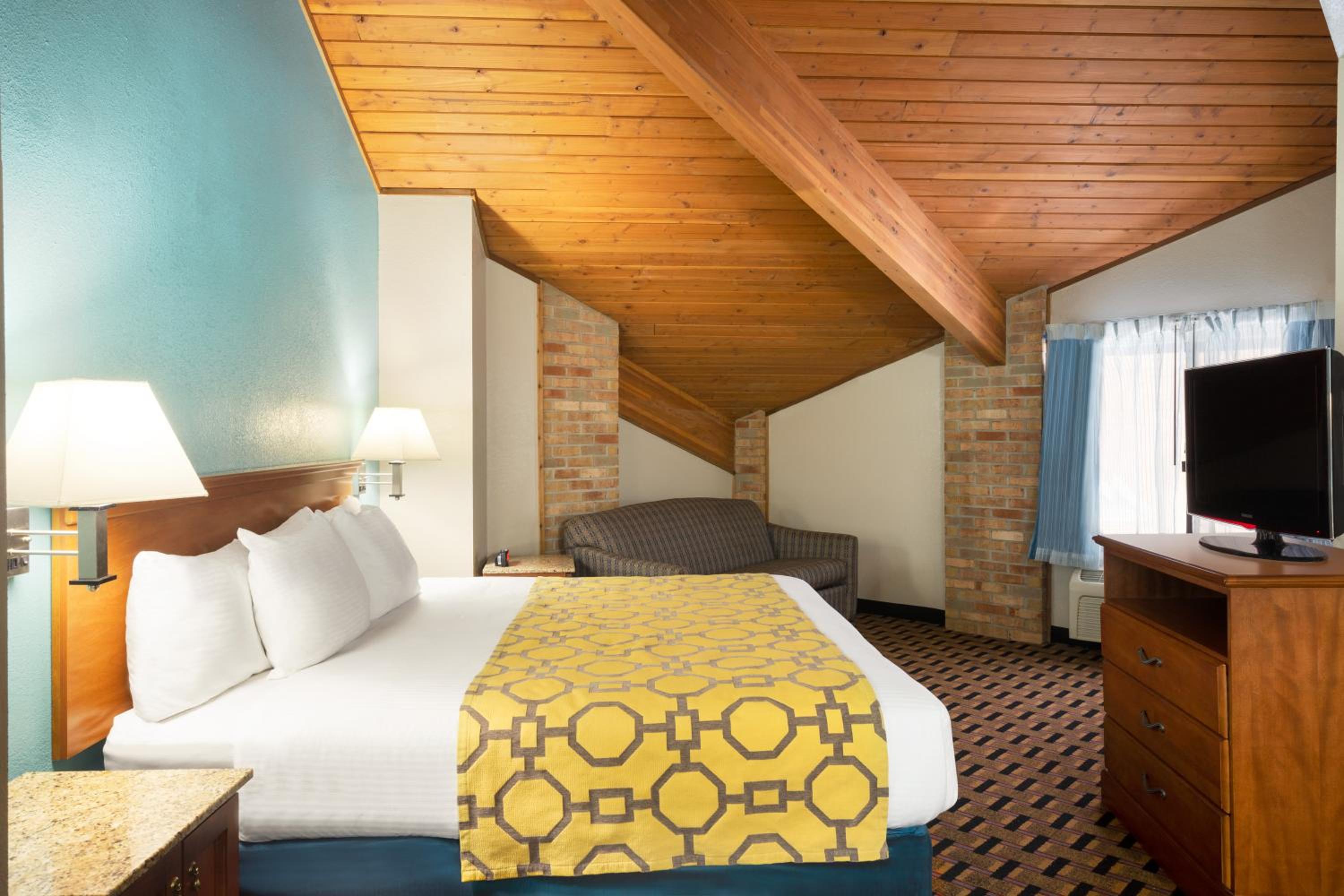 King Room with One King Bed and Jetted Tub - Non-Smoking - Photo 9
