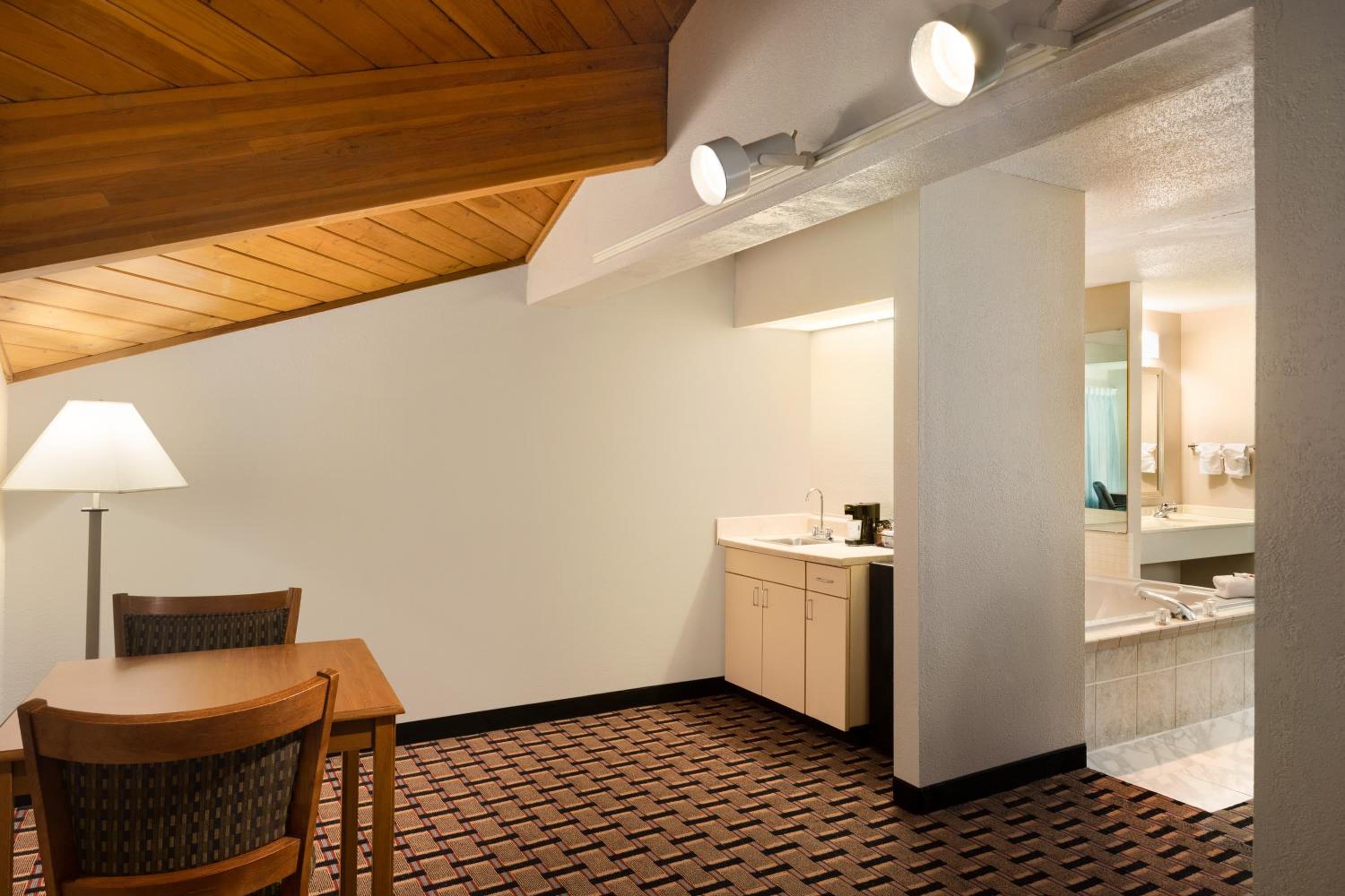King Room with One King Bed and Jetted Tub - Non-Smoking - Photo 8