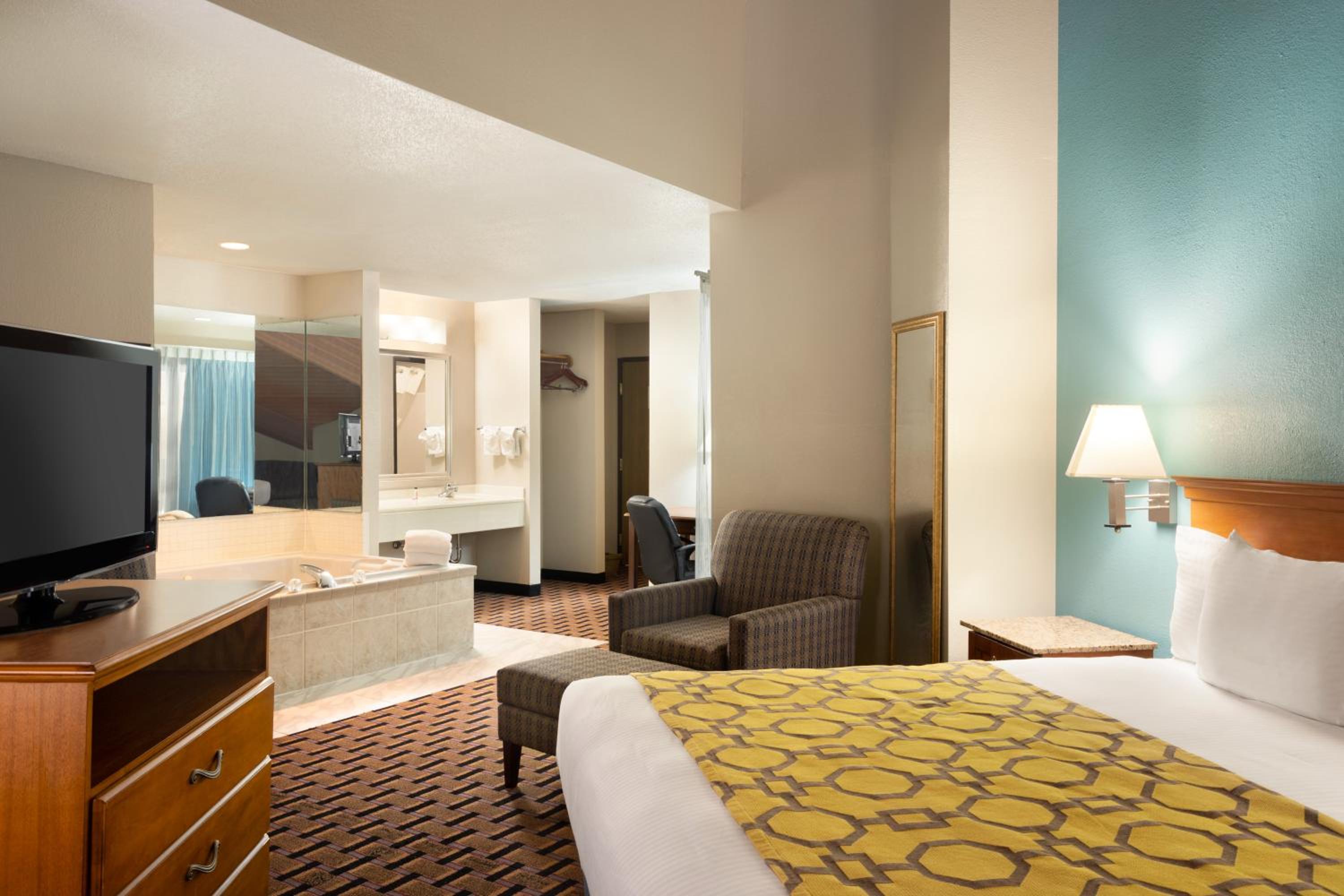 King Room with One King Bed and Jetted Tub - Non-Smoking - Photo 6