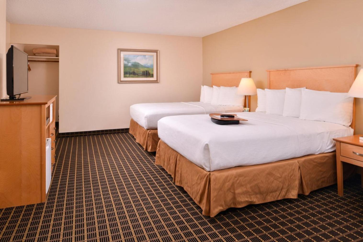 Queen Room with Two Queen Beds - Photo 4