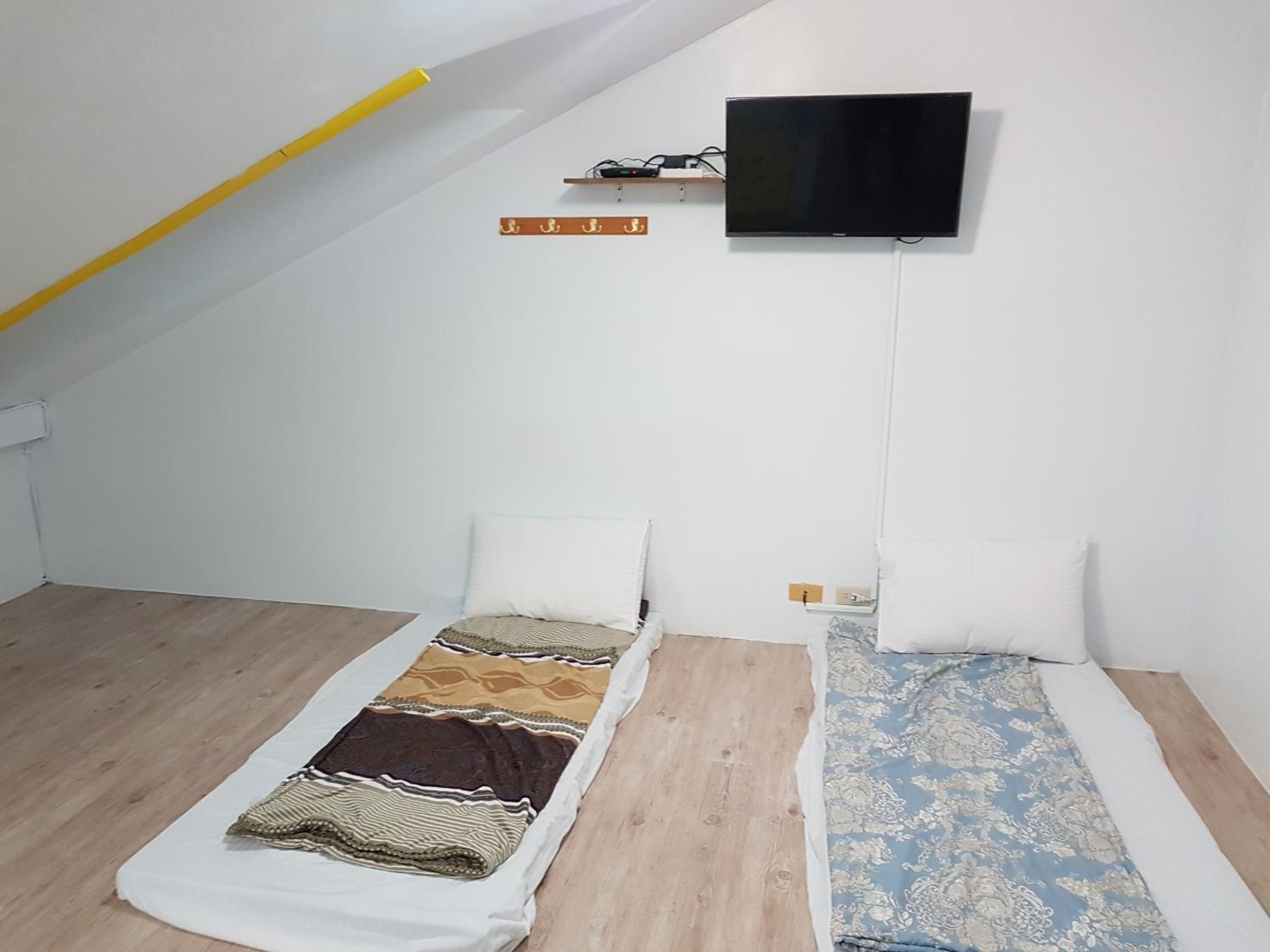 8-Bed Mixed Dormitory Room photo 1