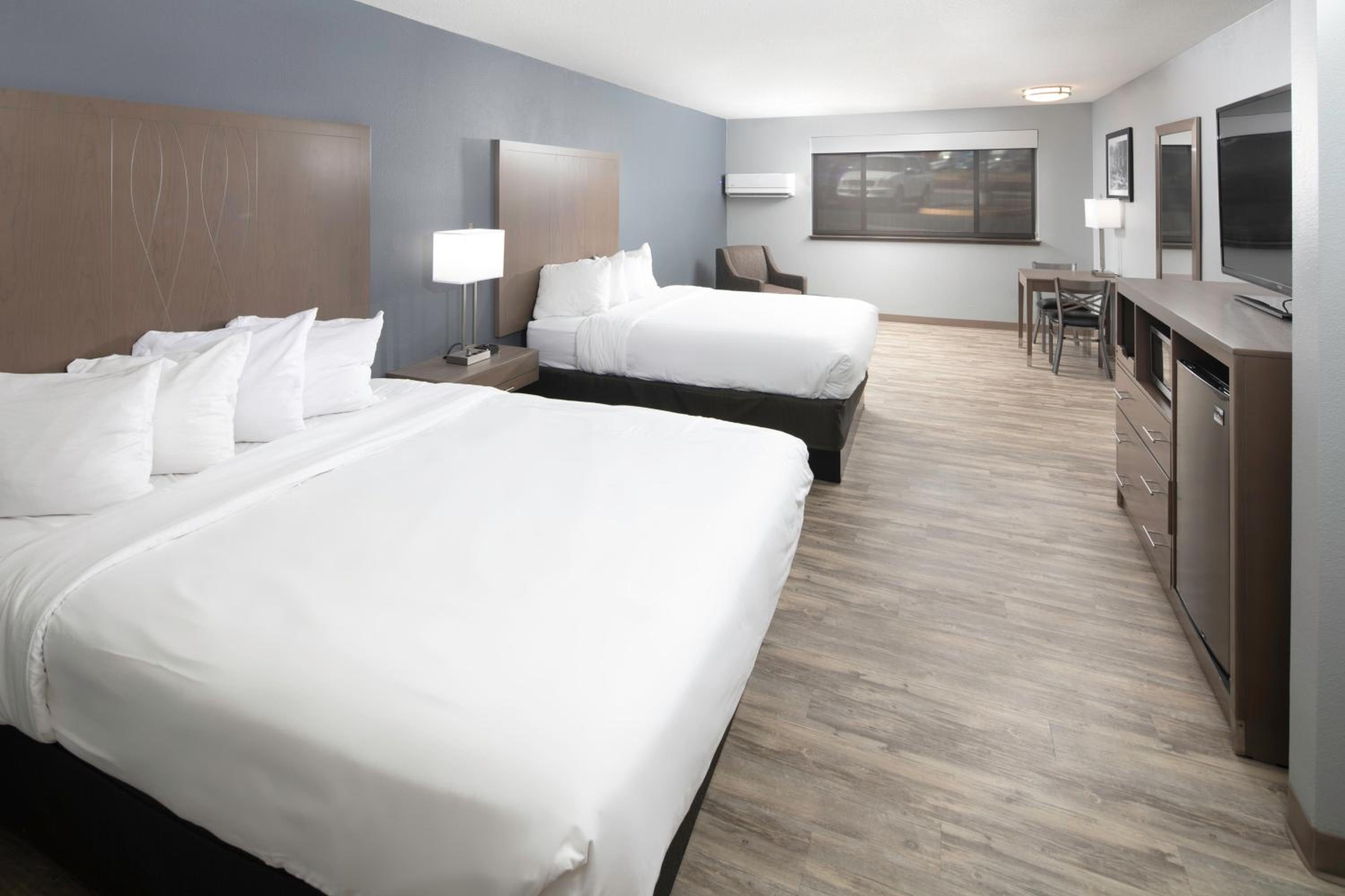Queen Room with Two Queen Beds - Non-Smoking - Photo 3