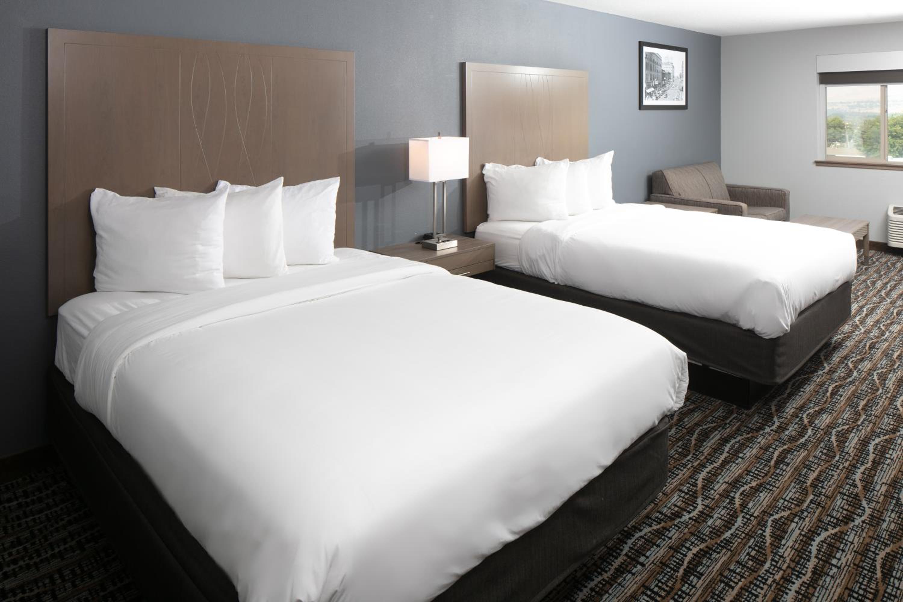 Queen Room with Two Queen Beds - Non-Smoking - Photo 4