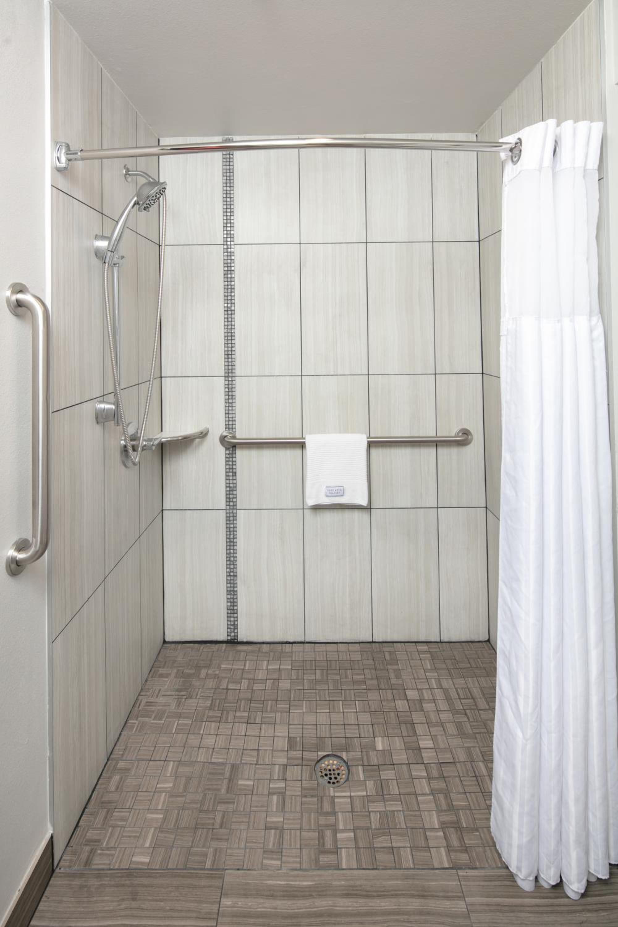 Quadruple Room with Two Queen Beds and Roll-In Shower - Disability Access/Non Smoking - Photo 3