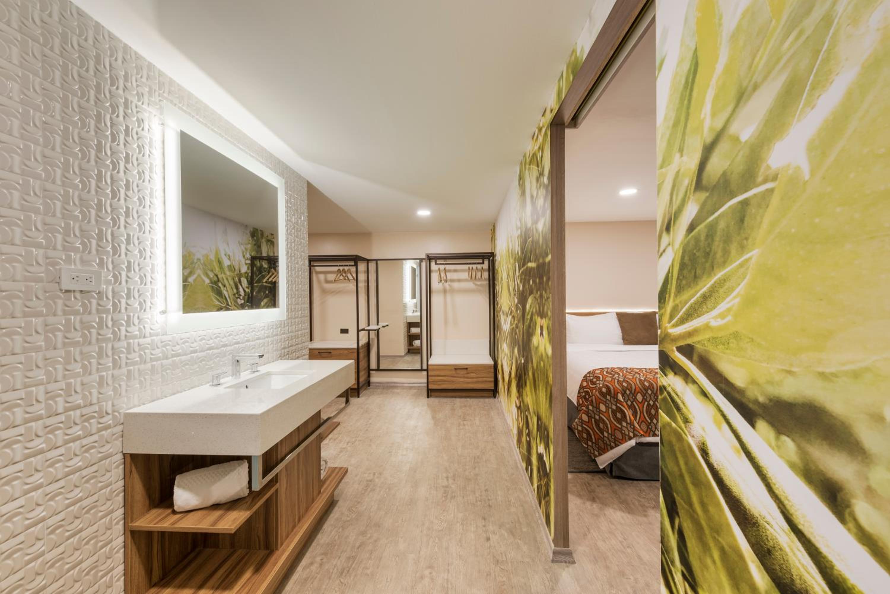 Premium Junior Suite with One King Bed - Photo 4