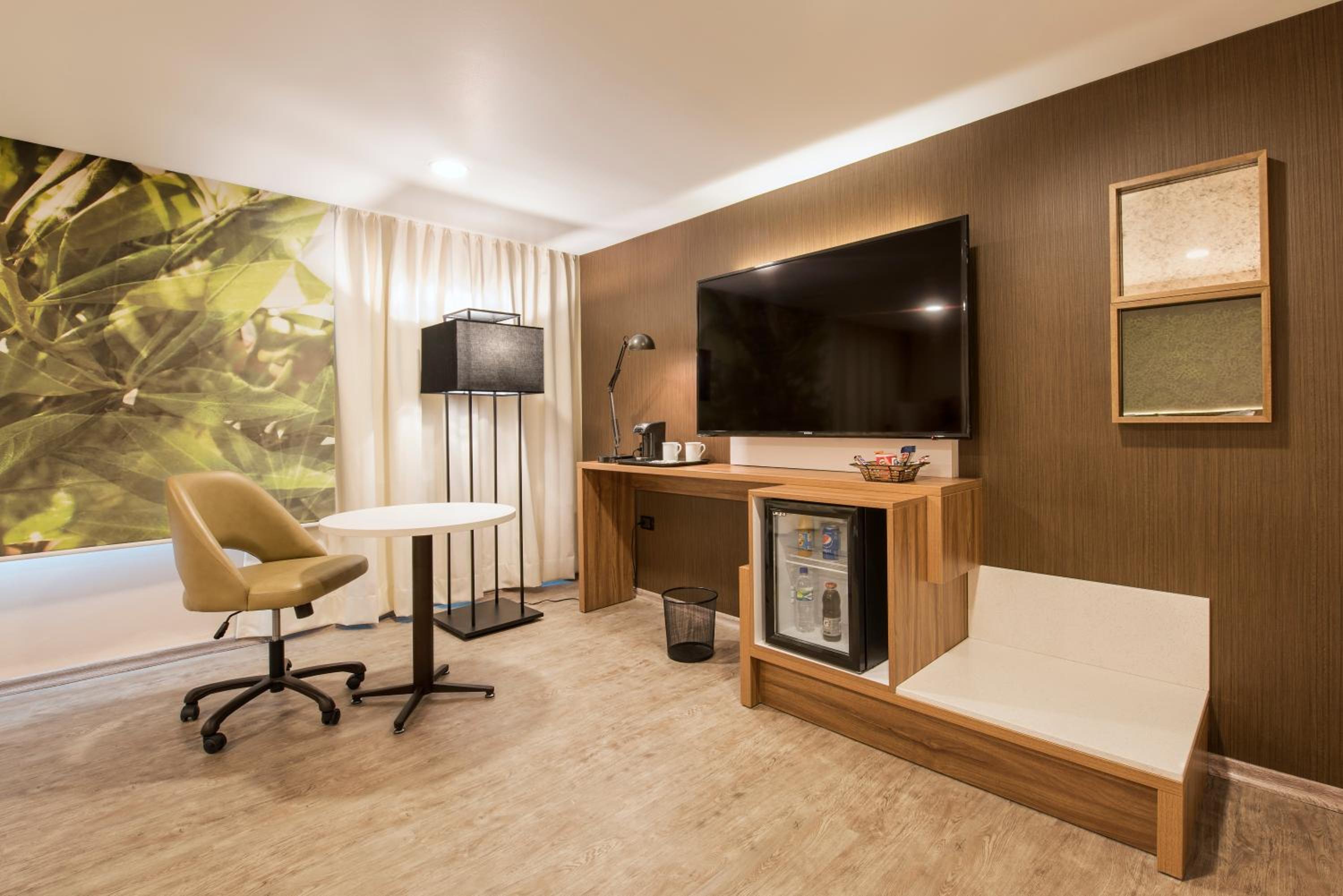 Premium Junior Suite with One King Bed - Photo 3