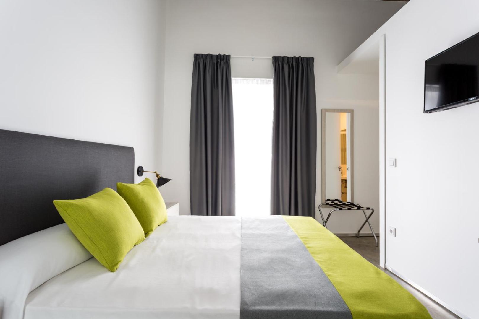 Double Room with Balcony - Photo 4
